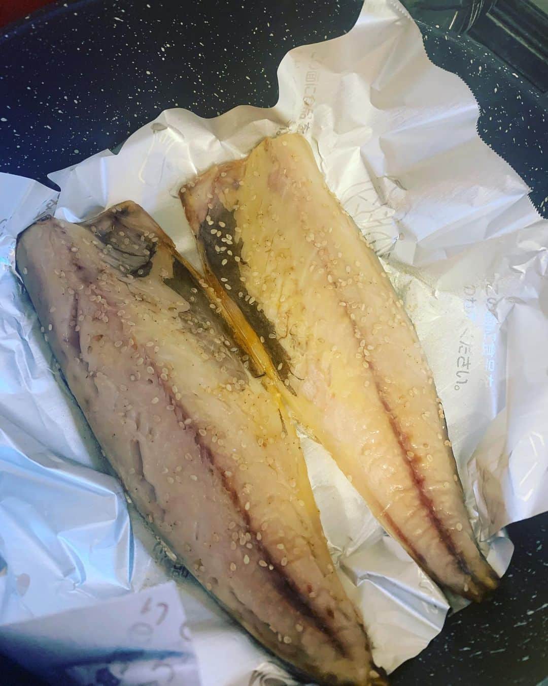 丸山桂里奈さんのインスタグラム写真 - (丸山桂里奈Instagram)「魚は嫌いなのに最近魚を食べる機会が増えた。 絶対潰れないでほしい、というお店が見つかりました🤨  お魚屋さん。 なので、１日１回いける日があれば必ず通ってます。お魚は新鮮ですべておいしく、最近は干物にハマり、干物をやいています🐟  これは塩サバ。 あー おいしい。サバてこんなおいしいんだー 今日は一瞬鮭を抜きました。 一瞬ね🤩🤩🤩 #塩サバ #焼いてみた #簡単簡単 #塩サバにはまりました #大好きなお店のお魚 #お魚嫌いなのに #お魚毎日食べてます #生はまだね #たことたまご #ならいける #潰れたくないお店 #これからも微力ながら投資します #いい意味で #インスタバエ」6月19日 22時07分 - karinamaruyama