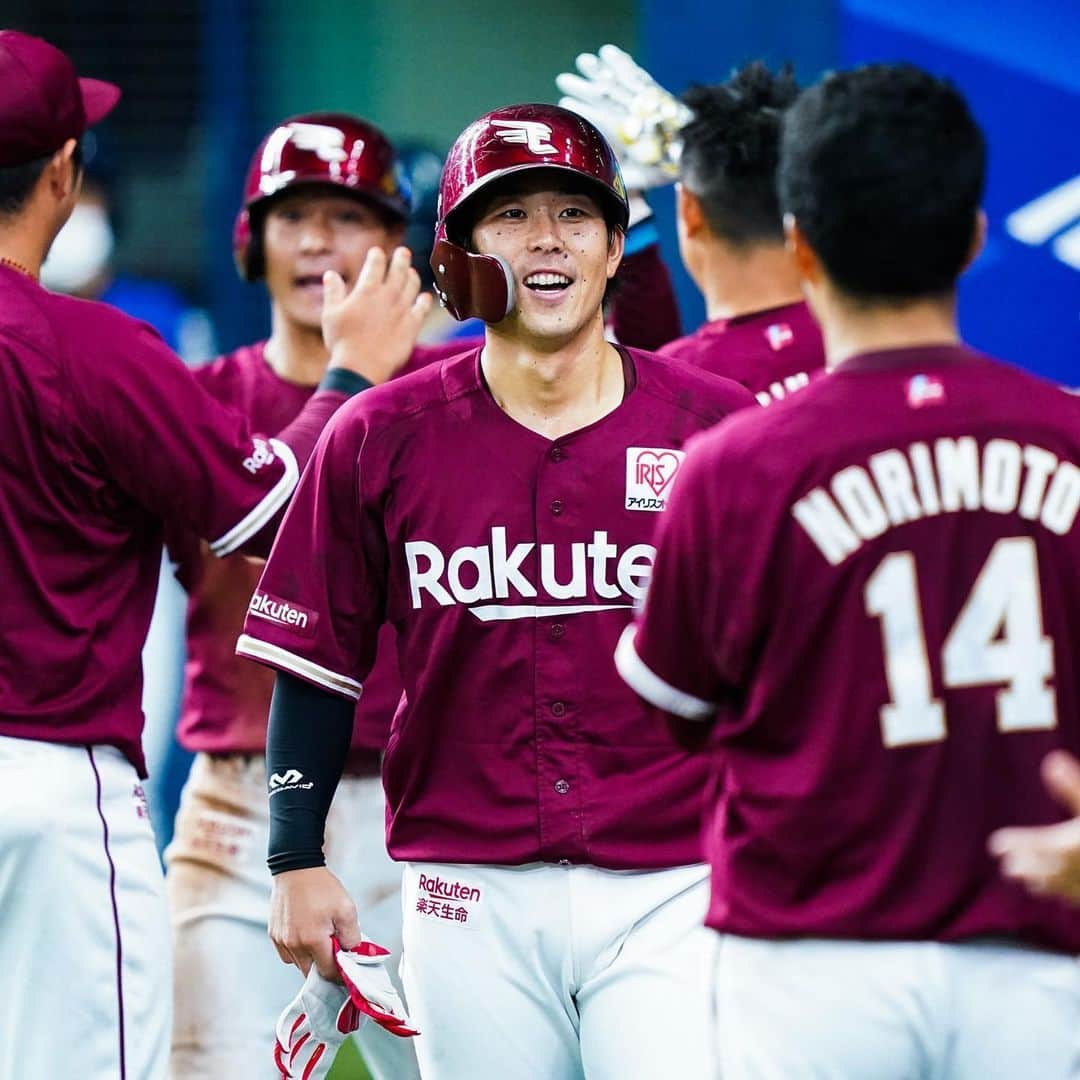 東北楽天ゴールデンイーグルスさんのインスタグラム写真 - (東北楽天ゴールデンイーグルスInstagram)「⚾️ ⚾️B 1-9 E⚾️ 待望の開幕戦を大勝で飾る‼️‼️‼️ 同点で迎えた8回に鈴木大地選手が勝ち越しの タイムリーヒットで1000安打達成✨✨✨ 先発の則本選手は7回1安打1失点の快投で1勝目👍🏼 そして三木監督は初陣で初勝利となりました㊗️ #rakuteneagles #NOWorNEVERいまこそ #日本一の東北へ  #鈴木大地 #則本昂大  #太田光  #三木監督  #写真もイープレで」6月19日 22時10分 - rakuten_eagles