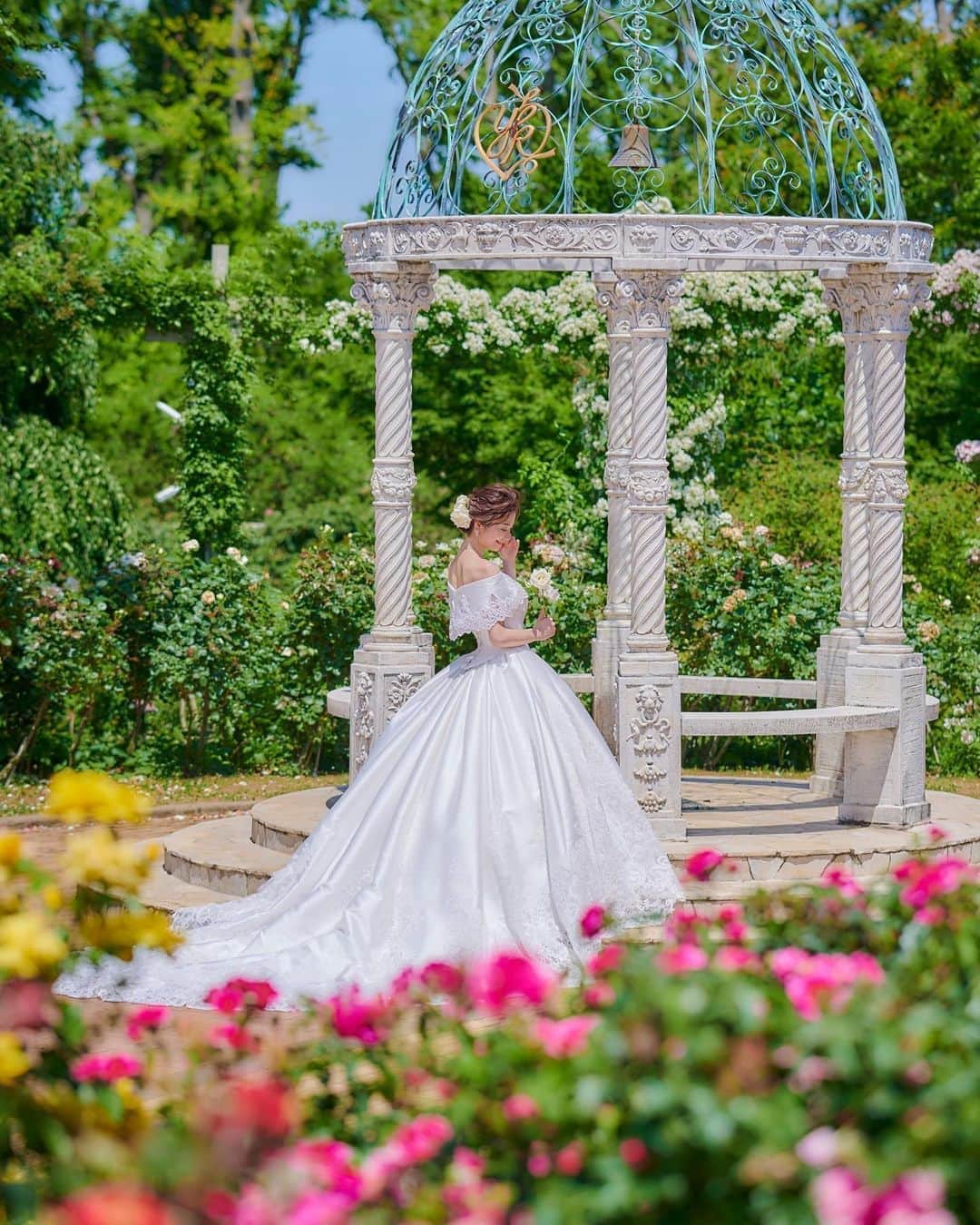 yumikatsuraのインスタグラム：「*﻿﻿﻿﻿ たくさんの花嫁さまのご希望にお応えして、ユミカツラが手掛けるフォトプランが新登場✨﻿﻿ ﻿﻿ 国内・海外のスタジオやロケーションでの撮影プランをご用意。憧れのドレスで思い出に残る撮影をしたい！という花嫁さまの夢を叶えます♡﻿﻿ おふたりの記念に特別感のある思い出を作りたい、プリンセスのような体験をしてみたい、最高にハッピーな1日を過ごしたい、そんな皆様のお手伝いをさせていただきます！﻿ ﻿ パッケージプランは20万円台〜、オーダーメイドサービスあり。 ﻿﻿ マタニティフォトやアニバーサリーフォトの対応も可能。ウエディング撮影だけでなく、記念日や、お友達同士での撮影、ソロ撮影もご相談くださいませ。﻿﻿ ﻿﻿ 桂由美ブライダルハウス東京本店・大阪本店にて、お問い合わせ受付中です💍﻿﻿ -------------------------﻿﻿﻿﻿﻿﻿﻿﻿﻿﻿﻿﻿﻿ ﻿﻿﻿﻿﻿﻿﻿﻿﻿ 花嫁さまの憧れ「ジューンブライド（June bride）」とは、古くからヨーロッパで「6月に結婚する花嫁は幸せになれる」とされる言い伝え。そんなジューンブライドにちなんで、6月はユミカツラより、プレ花嫁さまを応援する夢の詰まった特別企画を毎週お届けします💐﻿﻿ 公式HP&インスタをチェックしてね！﻿﻿﻿﻿﻿﻿﻿﻿﻿ ﻿﻿ 6/22はスペシャルな企画を発表予定…♡﻿﻿ ぜひお楽しみに✨﻿﻿ ﻿﻿﻿﻿﻿﻿﻿﻿﻿ -------------------------﻿﻿﻿﻿﻿﻿﻿﻿﻿ ﻿﻿﻿﻿﻿﻿﻿﻿﻿ .﻿﻿﻿﻿﻿﻿﻿﻿﻿﻿﻿﻿﻿ .﻿﻿﻿﻿﻿﻿﻿﻿﻿﻿﻿﻿﻿ .﻿﻿﻿﻿﻿﻿﻿﻿﻿﻿﻿﻿﻿ @yumikatsurajapan﻿﻿ Photo @bananamonkeypictures﻿﻿ Hair&Make @hm_yuka﻿﻿ Model @yukikaneshiro﻿﻿ Location @keiseirosegarden﻿ #ウエディングドレス #ウエディングドレス選び #前撮り #前撮りドレス #ロケーションフォト #ロケーションフォトウェディング #ロケフォト #ガーデンウエディング #プレ花嫁準備 #プレ花嫁2020 #フォトウエディング #フォトウエディングドレス #ロングトレーン #運命のドレス #ウエディングドレス試着 #ウエディングフォト #桂由美 #桂由美ドレス #yumibrides #yumikatsura #プリンセスドレス #プレ花嫁応援 #オーダードレス #オーダードレスショップ #おしゃれ花嫁 #後撮り#後撮りドレス #結婚準備」