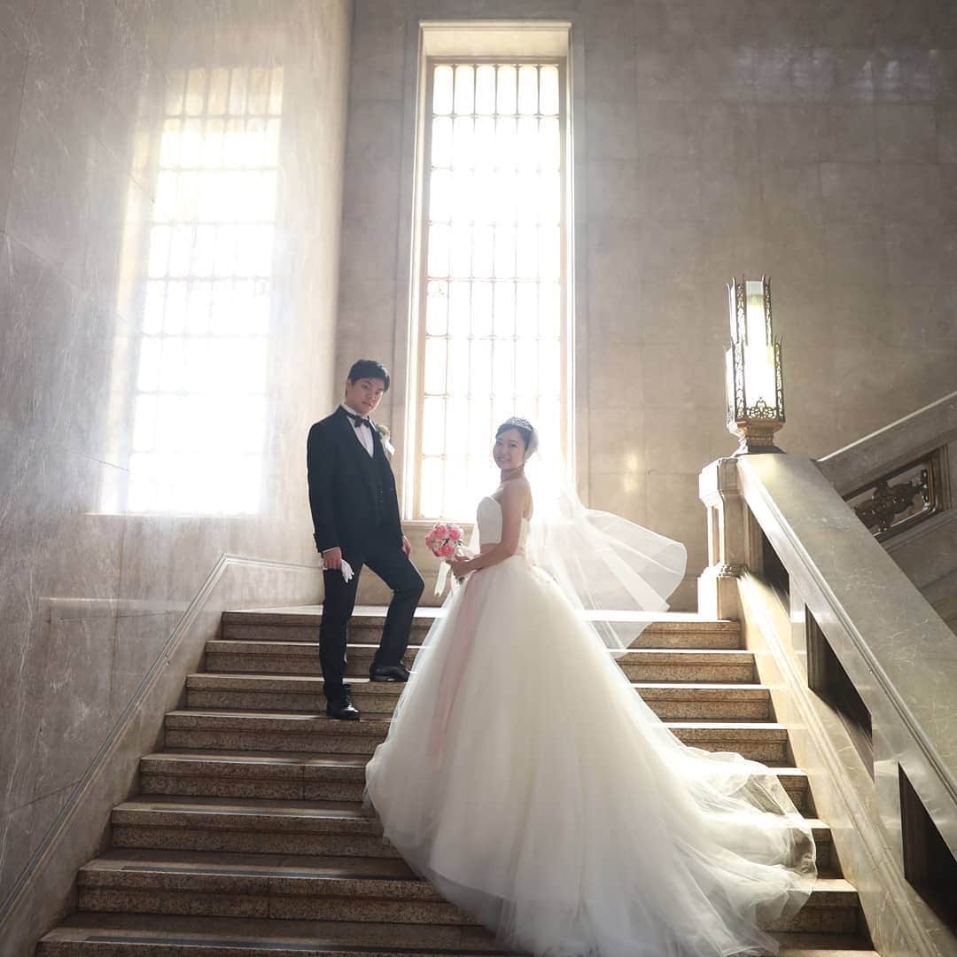 25ans Wedding 公式 Bridesのインスタグラム：「今日は、東京国立博物館で前撮りを行ったmarinaさんのフォトをリポスト📸 「ヴェラ・ウォン ブライズ」のドレスにピンクのサッシュベルトとブーケをあわせて、クラシカルな愛され花嫁スタイルに🎀」