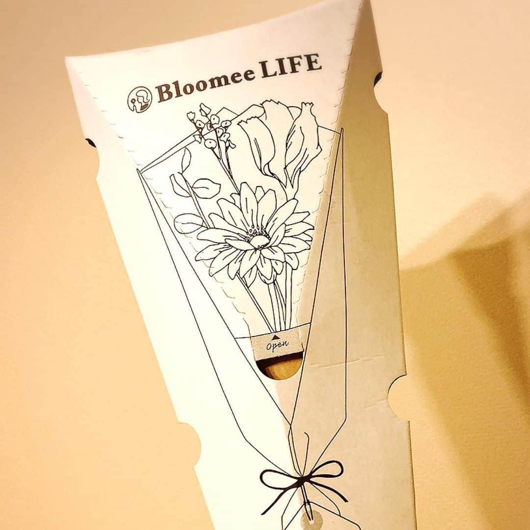青木美香さんのインスタグラム写真 - (青木美香Instagram)「お家に帰ったらポストにお花が🌼  Bloomee LIFEさんの『お花のある暮らし』の招待状企画に参加🌸そのお花が届きました💐 @bloomeelife  クーポンコードで、初回のお花と送料が0円✨ 大切な人へ『お花のある暮らし』をシェアしてくださいね♡(クーポンは2枚目の写真)  #お花のある暮らし#bloomeelife#ポストに届く」6月19日 22時16分 - aokimikaa