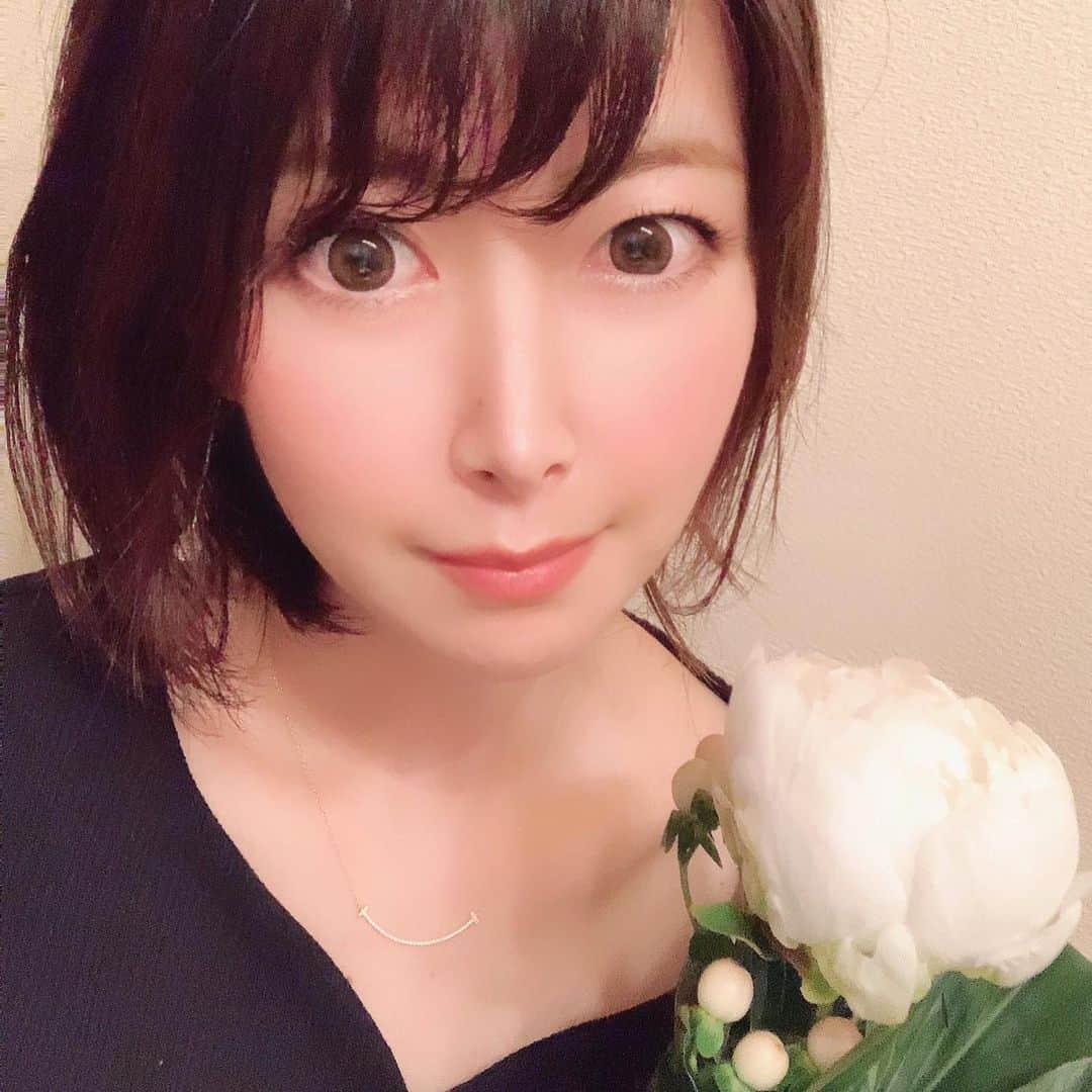 青木美香のインスタグラム：「お家に帰ったらポストにお花が🌼  Bloomee LIFEさんの『お花のある暮らし』の招待状企画に参加🌸そのお花が届きました💐 @bloomeelife  クーポンコードで、初回のお花と送料が0円✨ 大切な人へ『お花のある暮らし』をシェアしてくださいね♡(クーポンは2枚目の写真)  #お花のある暮らし#bloomeelife#ポストに届く」