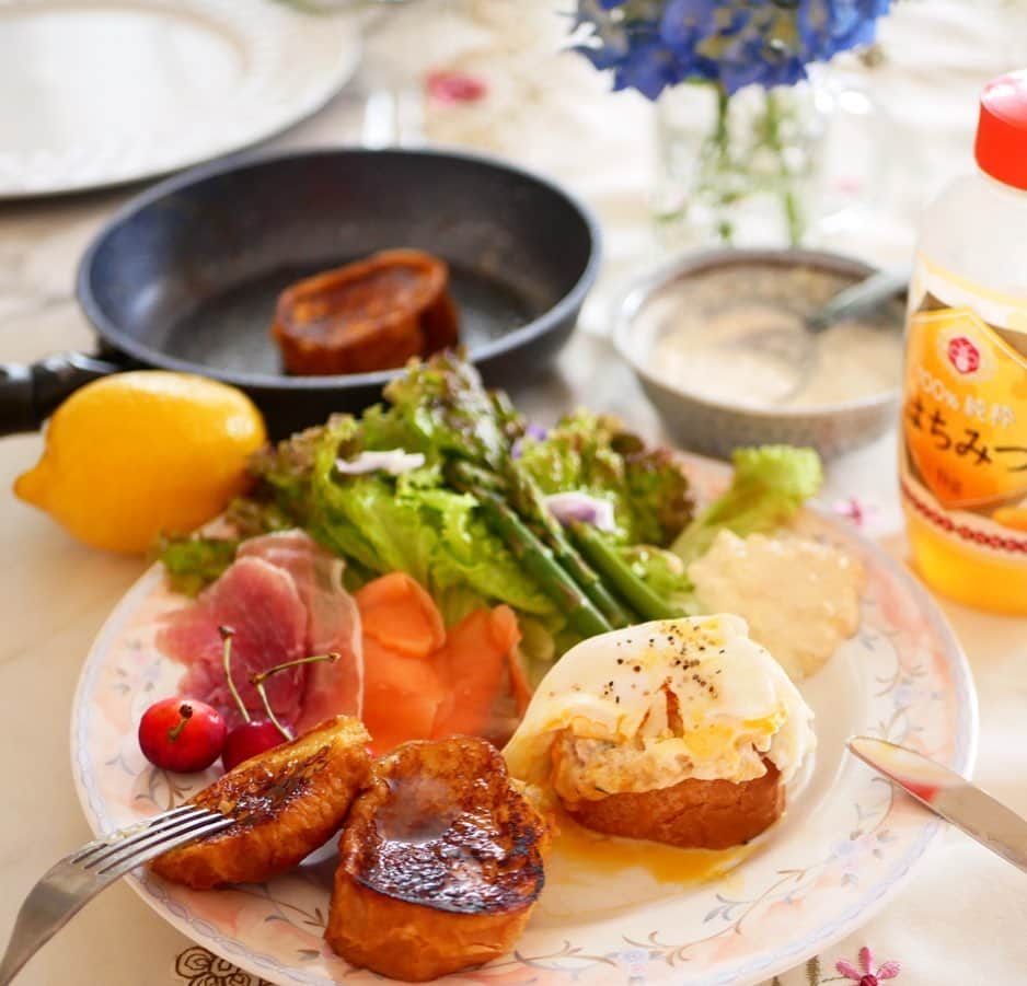 倉岡生夏のインスタグラム：「モーニング💓 ・ ・ バターパンで作るフレンチブリュレトーストが我ながらおいしすぎて。。💓 昨日から始まったお料理教室のデザートで出してるんだけど、朝ごはんにもつくりました💓 ・ ・ 是非食べて頂きたい^ ^ ・ ・ お料理教室も少人数でレッスンしてます💓 みんなでワイワイも楽しいけど、少人数も生徒さんとゆっくり話せて嬉しいです^ ^ ・ 我が家の蜂蜜でかいね〜🍯w お料理にも色々使うので業務用サイズ^ ^ ・ ・ ・ ・ #おうちカフェ #デリスタグラマー #フレンチトースト #愛され料理 #クッキングラム #レシピ #モーニングプレート  #おうちcafe  #delistagrammer  #breakfast  #sweetstagram  #ブレックファースト #朝ごはん #業務用」