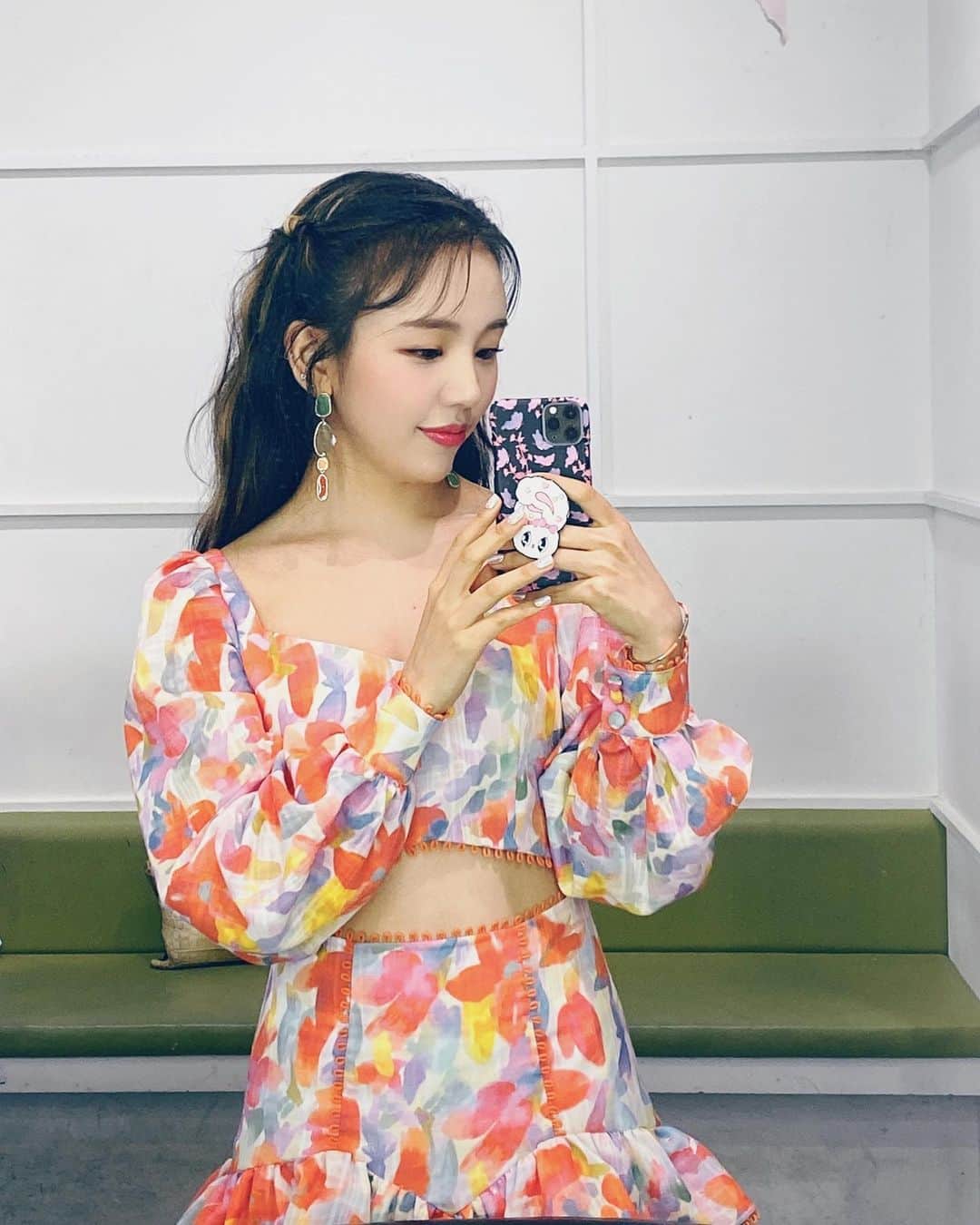 ペク・アヨンのインスタグラム：「내일은 음악중심!!🧡」