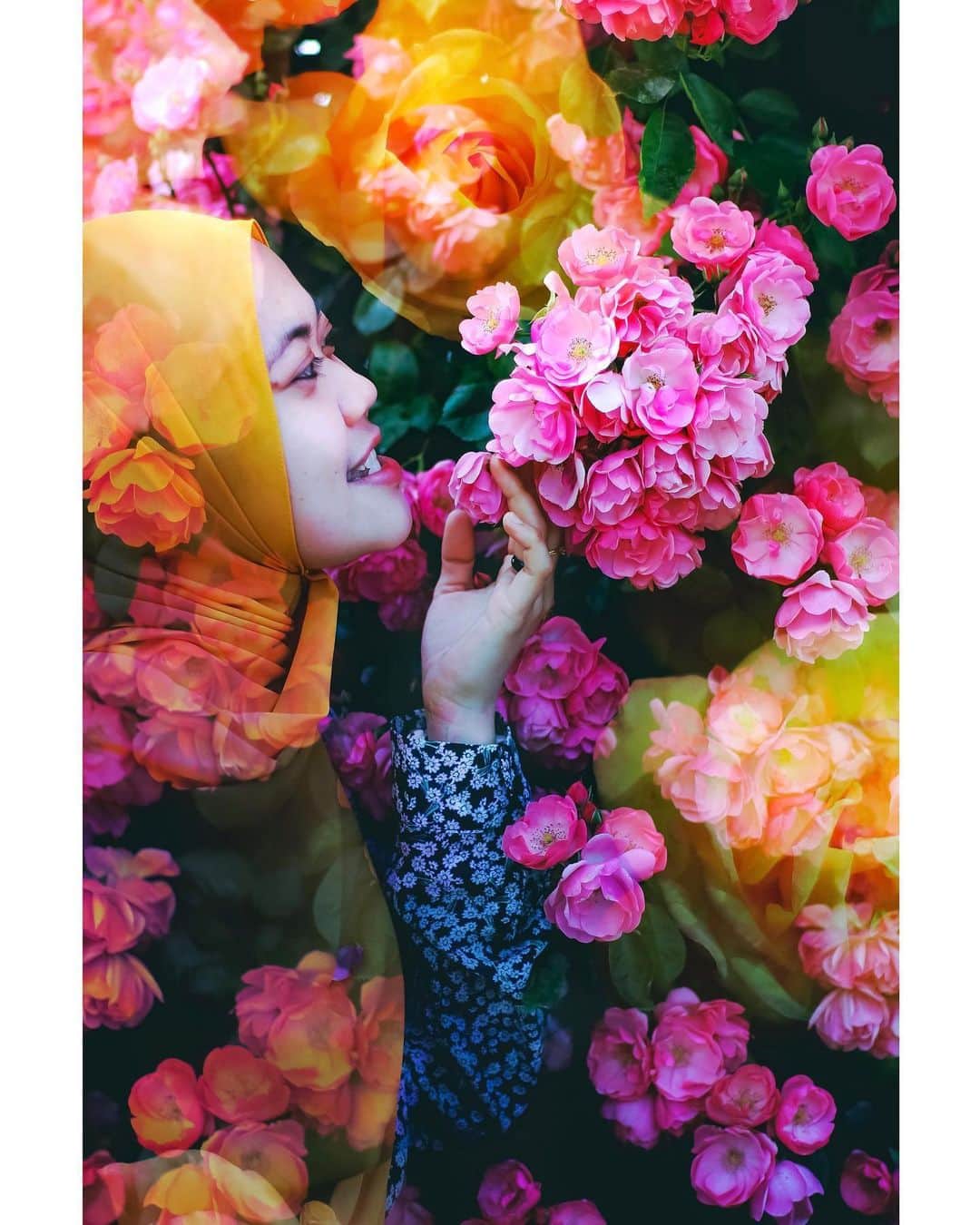 メグのん♡ A k i k oのインスタグラム：「♡She is beautiful like a rose... . . . 薔薇園で出会ったインドネシアの女の子 . お顔立ちが華やかで 思わず見惚れてしまいました🥰 . 大人っぽい印象でしたけど お話したらあどけない一面もあり😉 とても可愛らしい方でした♩ . . 外国から来た薔薇の妖精 撮らせてくれてありがとう！ . . . ♡」