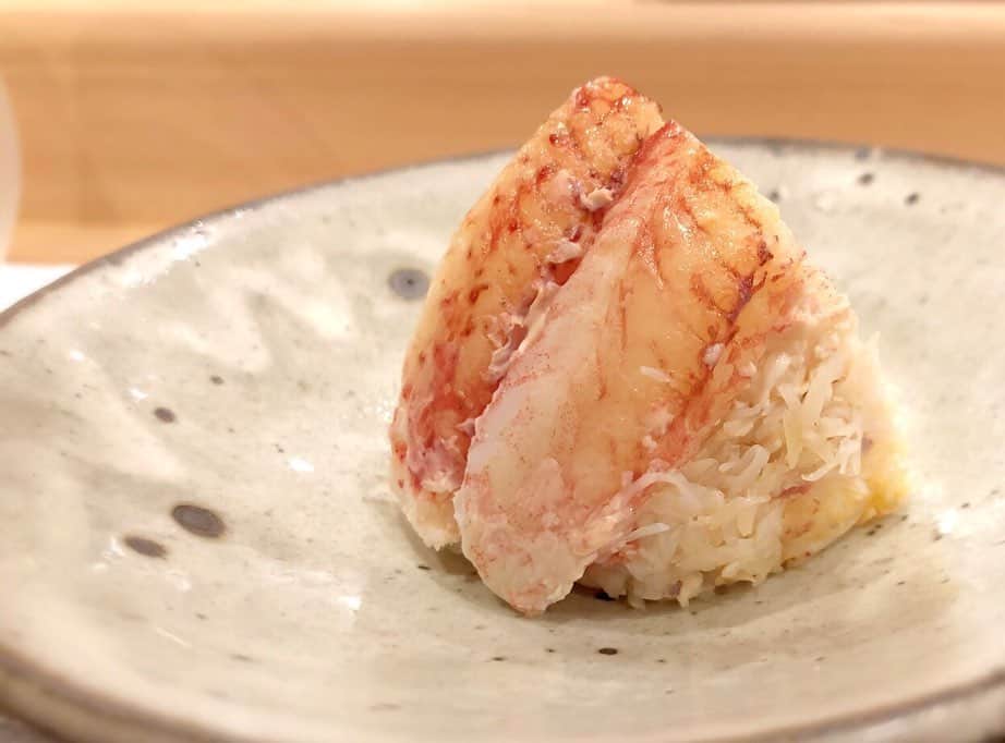 藤井美加子さんのインスタグラム写真 - (藤井美加子Instagram)「☆﻿ 自粛明けはじめてのお寿司﻿ ﻿ いちいち大げさだけど﻿ やっぱり日本人はお寿司だ！﻿ 米酢と赤酢で作るシャリの美味しいことったら。はぁ〜幸せ😚　﻿ ﻿ ﻿ #お寿司#銀シャリ#銀座#鮨すがわら#sushi」6月19日 22時29分 - mikako_miki