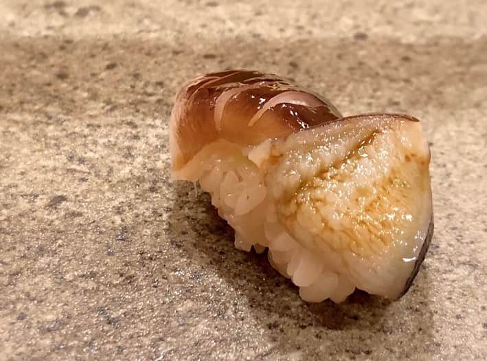 藤井美加子さんのインスタグラム写真 - (藤井美加子Instagram)「☆﻿ 自粛明けはじめてのお寿司﻿ ﻿ いちいち大げさだけど﻿ やっぱり日本人はお寿司だ！﻿ 米酢と赤酢で作るシャリの美味しいことったら。はぁ〜幸せ😚　﻿ ﻿ ﻿ #お寿司#銀シャリ#銀座#鮨すがわら#sushi」6月19日 22時29分 - mikako_miki