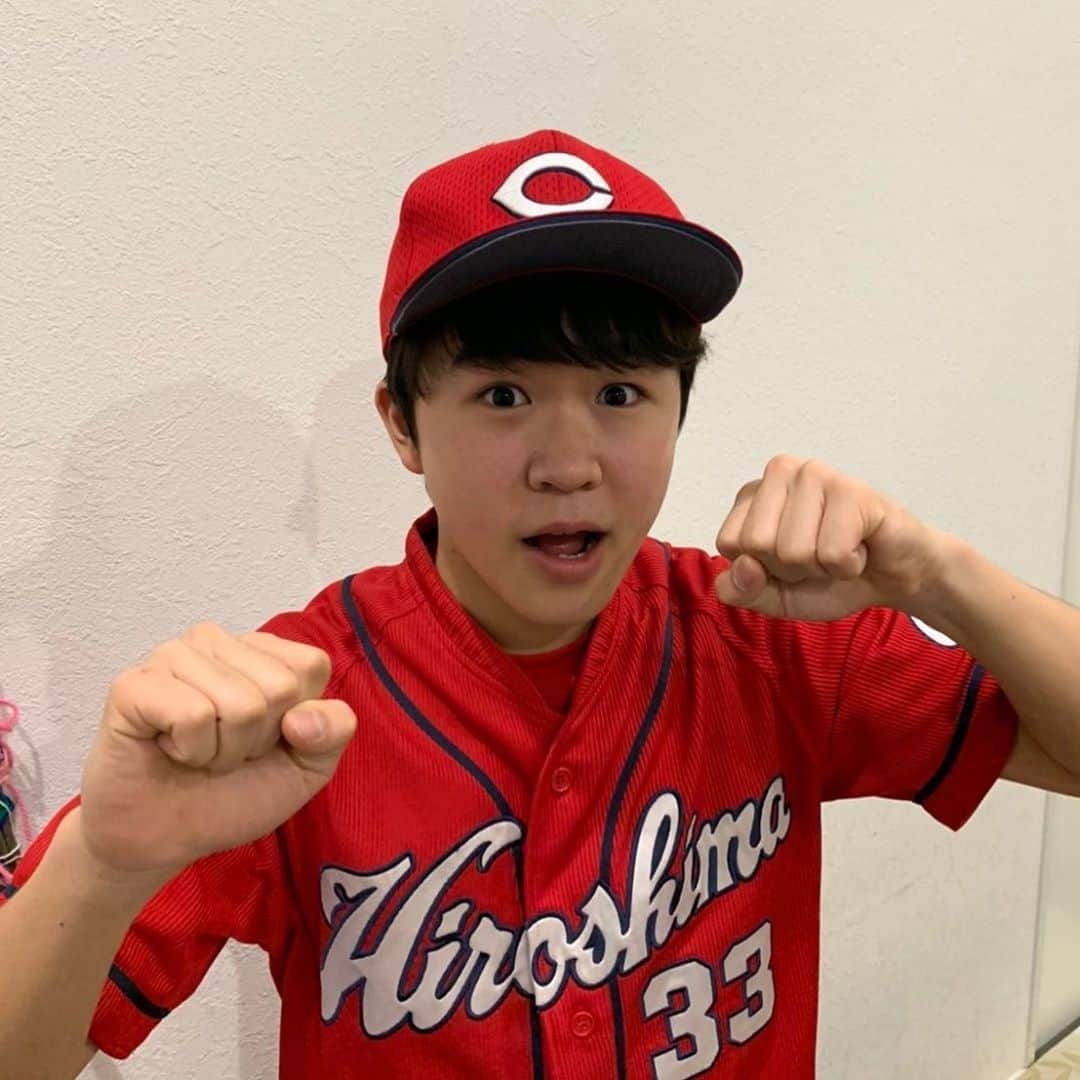 鈴木福さんのインスタグラム写真 - (鈴木福Instagram)「今日はやっと！！ プロ野球が開幕しましたね！！！ カープは大勝利！！！！ 大瀬良投手が圧倒でした！  僕の楽しみがやっと始まったって感じ！(笑) 今年もプロ野球が楽しみだ！！ #プロ野球#開幕#勝利#楽しみ#野球大好き#野球したい#野球オタク#3年経って#ユニフォームちっちゃくなっちゃった」6月19日 22時27分 - s_fuku_te