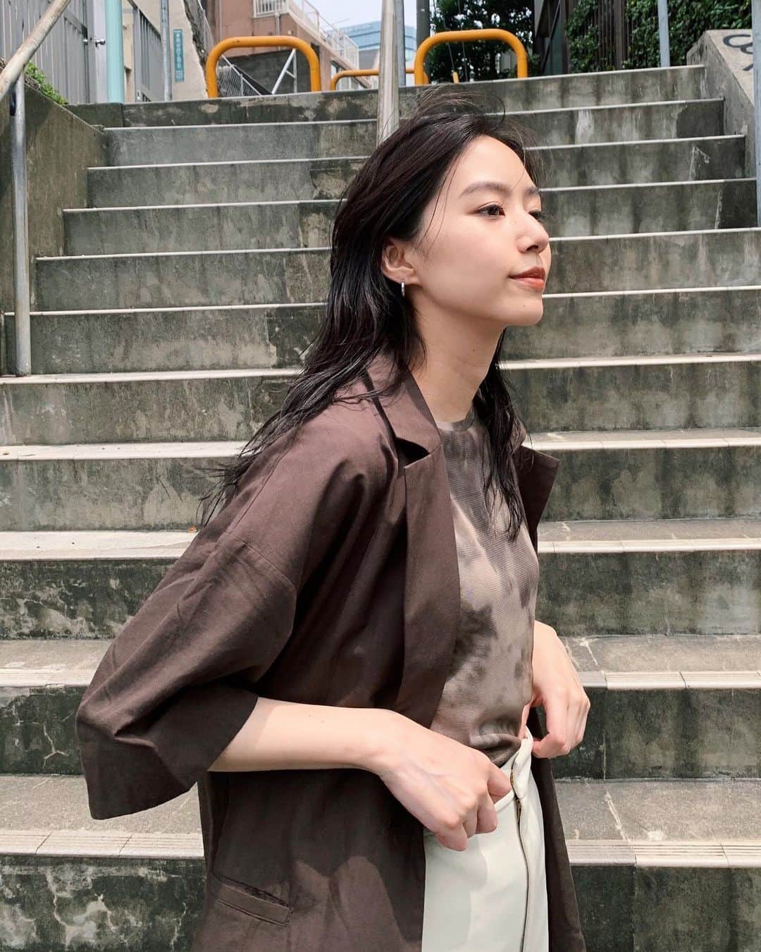 Shiho Sasakiのインスタグラム：「今週は1週間早かったなぁ💭 梅雨に入って肌寒い気温が増えるのでジャケットが重宝しそうな予感✌️ シャツ感覚で羽織れるライトなリネン混素材もポイント高い🙆‍♀️ タイダイ柄のインナーも @moussyofficial だよ✨ #MOUSSY#MOUSSYSNAP」
