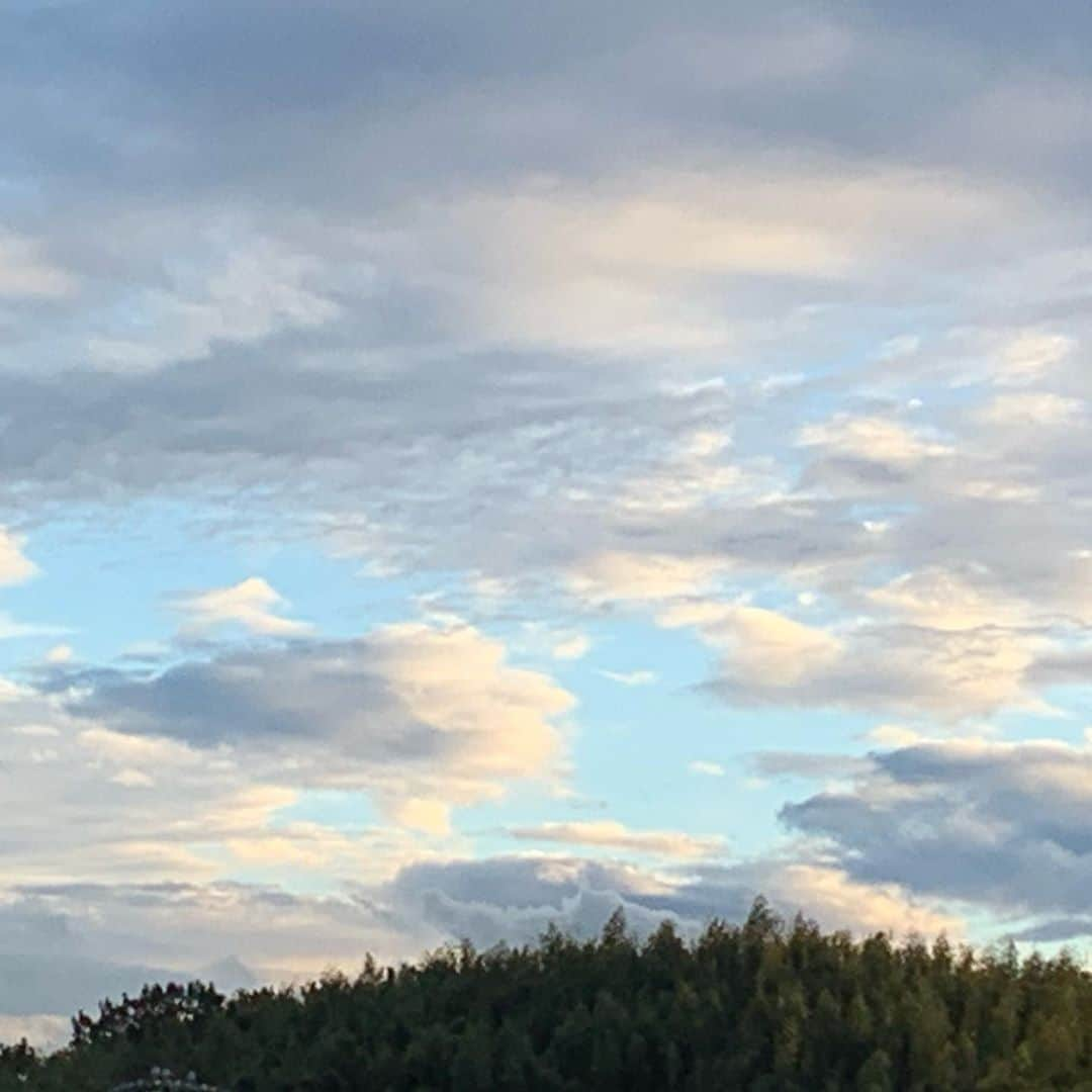 美城れんさんのインスタグラム写真 - (美城れんInstagram)「今日は、夕方見た空を…😊(日本です)絵に描いたような空でした😌朝から雨でしたが少し晴れると綺麗な空が見えました✨☔️✨ 今日も、全てに心からの感謝を…😌🙏✨」6月19日 22時35分 - ren.mishiro