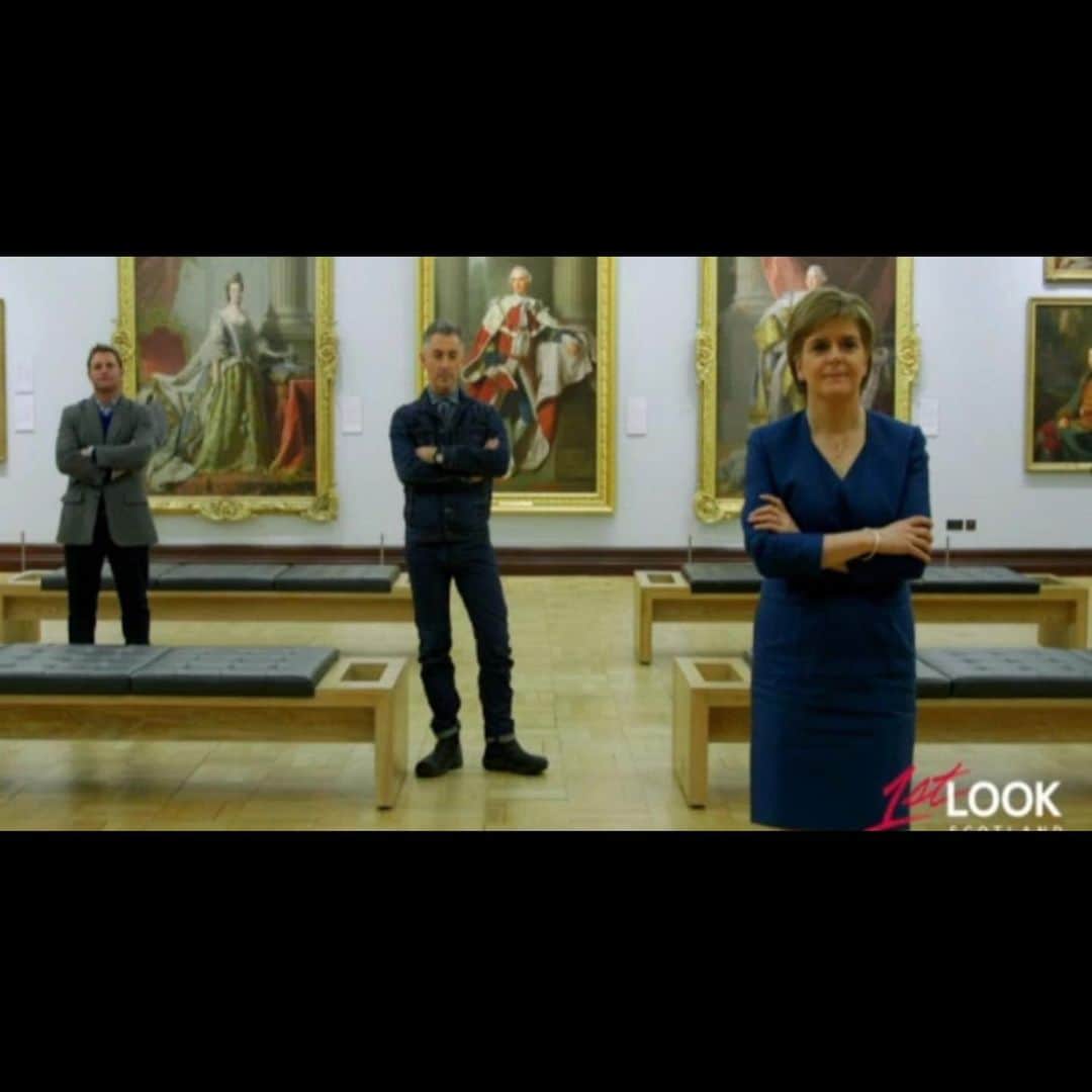 アラン・カミングさんのインスタグラム写真 - (アラン・カミングInstagram)「Re-enacting a scene from Ferris Bueller’s Day Off with @georgeoliphant and Scotland’s First Minister @nicolasturgeon for @1stlooktv in the Scottish National Portrait Gallery, 2015」6月19日 22時47分 - alancummingreally