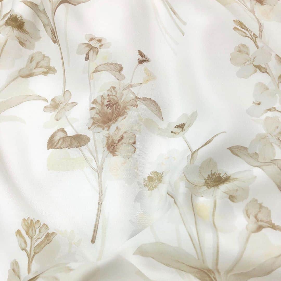 のインスタグラム：「.﻿ 【New Arrival】﻿ ﻿ ✔︎Liam flower トップス﻿ (BEG/LAV/MNT) ¥11,980﻿ ﻿ 6/19(金)12:00〜ONLINE STOREにて発売START!!﻿ ONLINE STOREはTOP(@eimyistoire_official )のURLよりご覧ください。 ﻿ ﻿ #eimyistoire #eimy_ootd #eimy #spring #2020ss #fashion #coordinate #outfit #swimwear #エイミー #エイミーイストワール #花柄ワンピース #花柄スカート #花柄ブラウス　#liamflower」