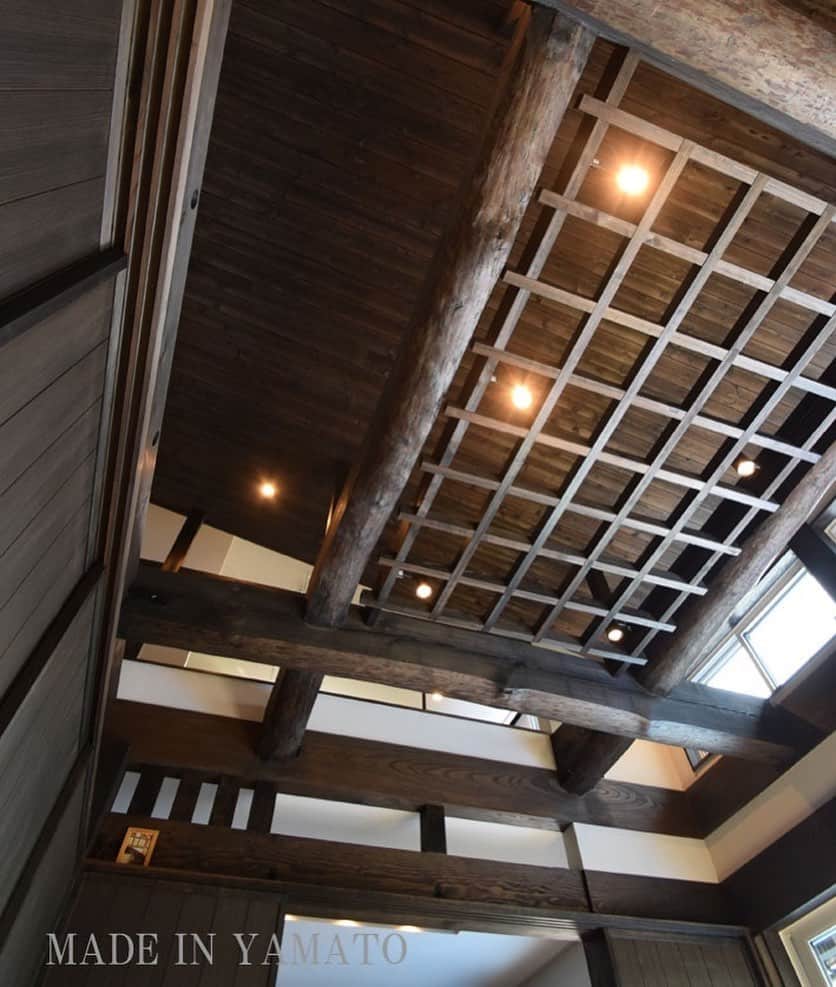 YAMATOの家さんのインスタグラム写真 - (YAMATOの家Instagram)「. ごろっと見上げると見える天井。 令和だけど昭和の雰囲気。 私たちにはこの雰囲気が一番落ち着く♪ 新築だけど懐かしい雰囲気ですよ♪ . MADE IN YAMATO MADE IN YAMATO . . #yamatoの家 #昭和 #昭和レトロ #古民家暮らし #古民家風 #天井 #快適 #快適な暮らし #設計 #自宅 #シンプルな暮らし #マイホーム記録 #御殿場 #小山町 #設計事務所 #マイホーム #注文住宅 #デザイン #新築 #家 #インテリア #住宅 #建築 #設計士 #設計士とつくる家 #建築士 #建築士とつくる家 #住宅設計」6月19日 22時43分 - yamato_house