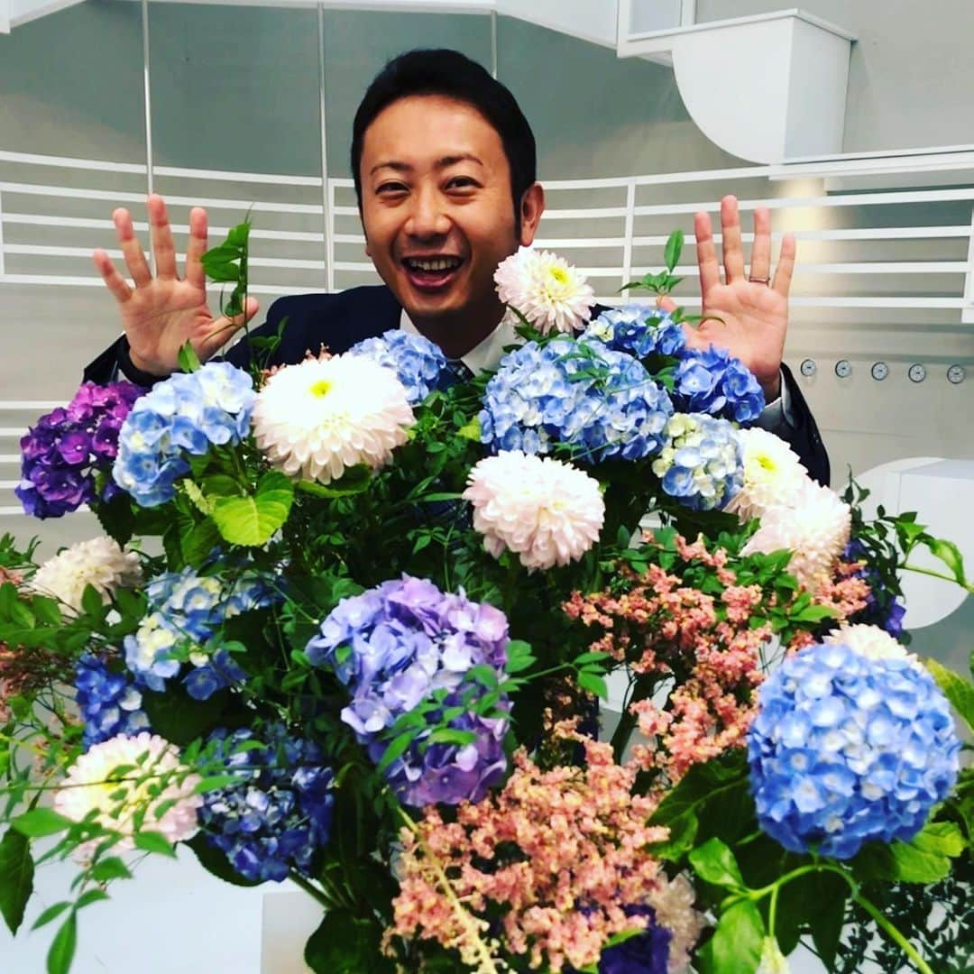 倉橋友和さんのインスタグラム写真 - (倉橋友和Instagram)「今週もご覧頂き、ありがとうございました。 スタジオの紫陽花が鮮やかですが、明日から再び梅雨の中休み。周りに人がいない場所では適度にマスクを外すなどして、熱中症への対策も心掛けましょう。@posy_fleur_atelier #メーテレアップ #アップは午後3時40分から #アップの特集は午後6時15分から #アナウンサー #鈴木しおり #星恭博 #石神愛子 #上坂嵩 #島津咲苗 #倉橋友和 #気象予報士 #山田修作 #冨永幸」6月19日 22時44分 - nbn_kurahashi