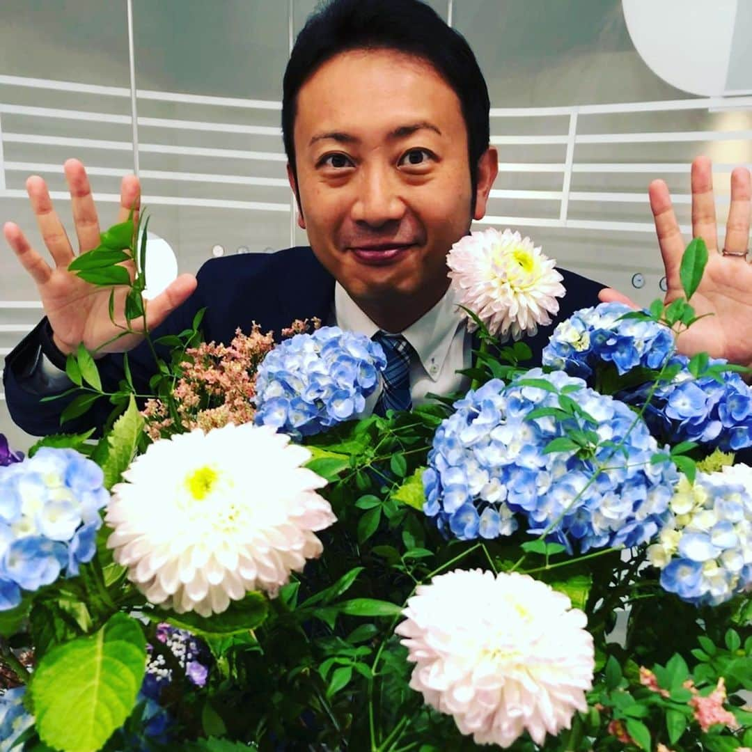 倉橋友和さんのインスタグラム写真 - (倉橋友和Instagram)「今週もご覧頂き、ありがとうございました。 スタジオの紫陽花が鮮やかですが、明日から再び梅雨の中休み。周りに人がいない場所では適度にマスクを外すなどして、熱中症への対策も心掛けましょう。@posy_fleur_atelier #メーテレアップ #アップは午後3時40分から #アップの特集は午後6時15分から #アナウンサー #鈴木しおり #星恭博 #石神愛子 #上坂嵩 #島津咲苗 #倉橋友和 #気象予報士 #山田修作 #冨永幸」6月19日 22時44分 - nbn_kurahashi