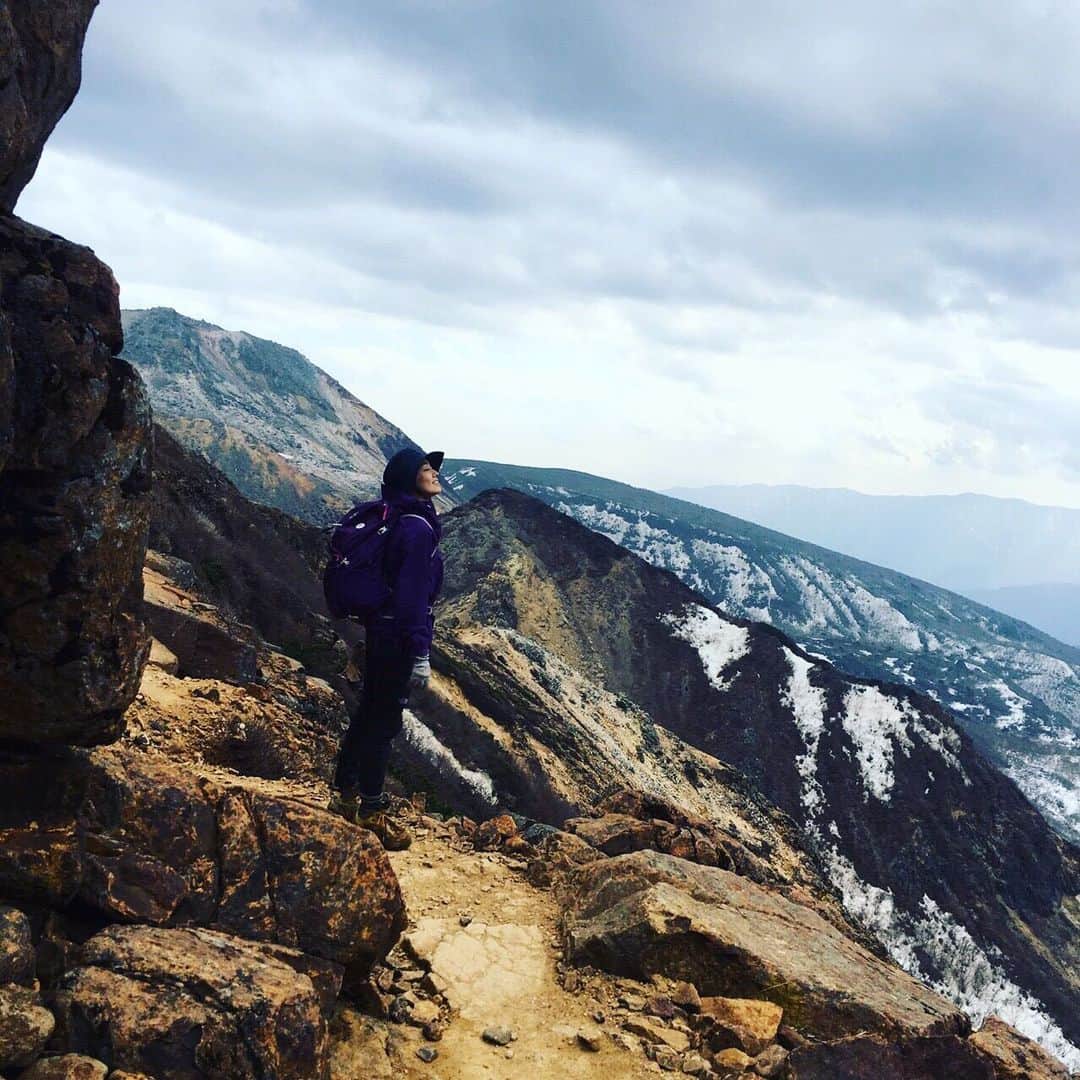 橋本真実のインスタグラム：「山行きたいなぁ 肺の深いところから空気すいたいな 頂上でカップラーメンを食べたいな #那須岳　#だいぶ恐かった　#恐怖に打ち勝った者の立ち姿⛰」