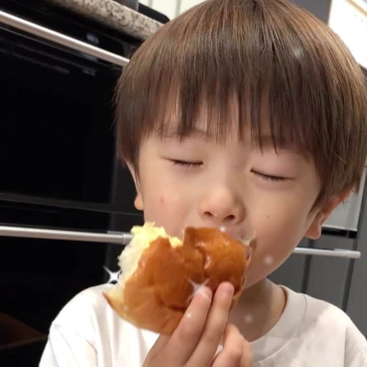 田中涼子のインスタグラム：「3歳になって解禁した とろとろ垂れてくるくらいの クリームたっぷりパン☺️ 美味しいよね〜〜❤️ #鳴門屋のクリームパン」