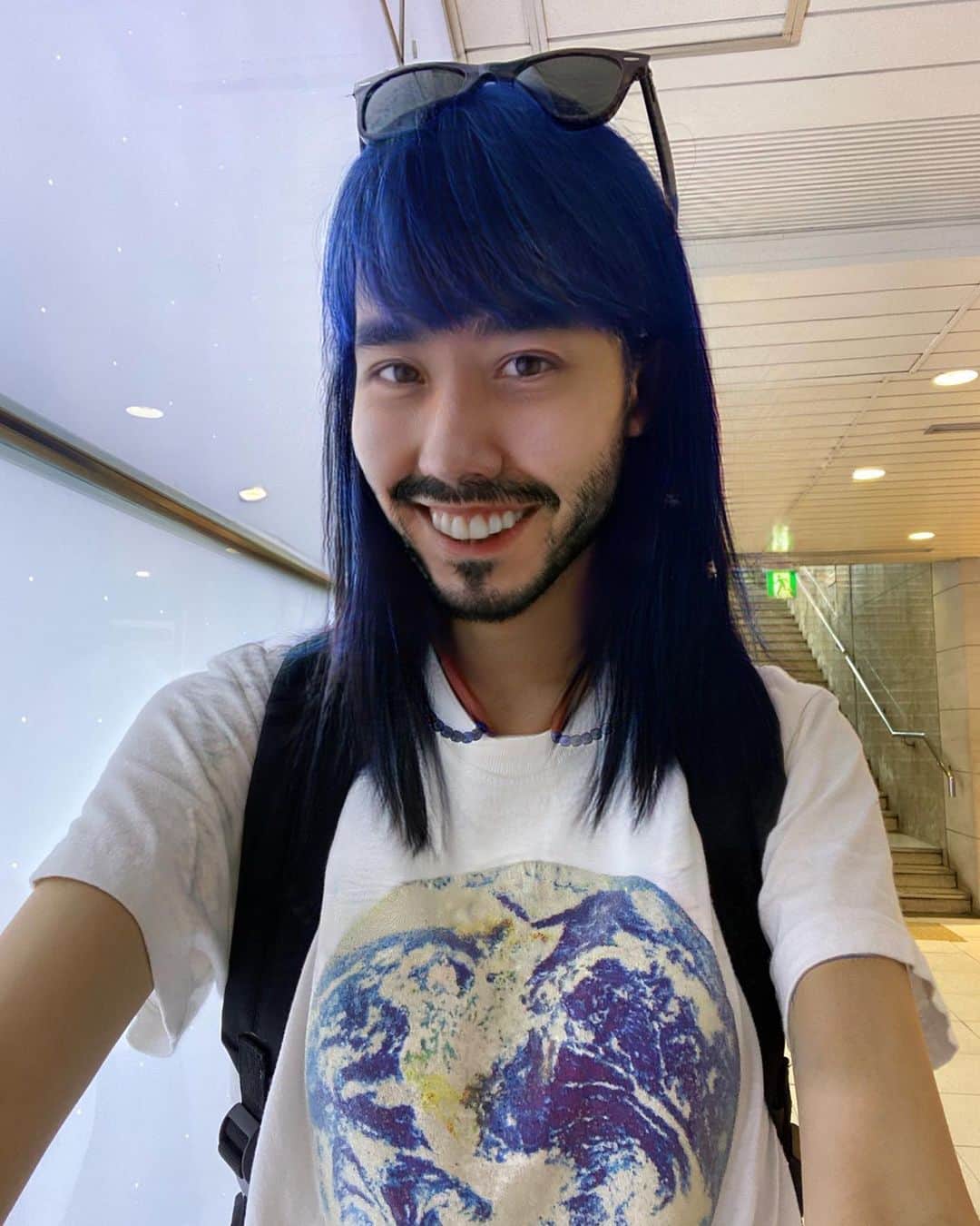 草野絵美のインスタグラム：「Cosmopolitan Émile Kusano🌍🌎🌏 #maleversion of #myselfie🤳 無理やり笑わせてロン毛にしたら優しいおにいさんになった😂ともだちになりたい。」