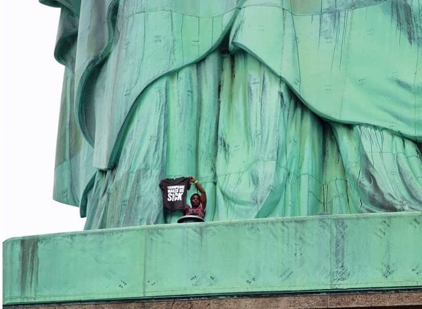 トームさんのインスタグラム写真 - (トームInstagram)「On the #4thofJuly 2018 one woman climbed up to the folds of Lady Liberty’s robe and sat down there in a peaceful protest of the 45th President and #ICE policies and detention centers.  As today is the 155th birthday of #Juneteeth, the date when the last slaves in the USA were told that they had been emancipated from slavery two years earlier, I thought it perfect to celebrate her climb toward a symbol of democracy, freedom, emancipation and open borders. . ‘Is any time or place better suited to protesting the Trump administration’s immigration policy than the one chosen by Therese Okoumou, the 44-year-old woman arrested for climbing onto the Statue of Liberty on the Fourth of July?  Characterizing her expressive protest, Okoumou borrowed Michelle Obama’s bygone phrase, telling reporters Thursday, “‘When they go low, we go high.’ I went as high as I could.” Right or wrong, she embodied the values of the place where she climbed, momentarily drawing the nation’s attention as if to a lit torch held high. A naturalized citizen who immigrated here from the Congo, she appears to be an exemplary fit for “the land of the free and the home of the brave.’ @atlantic . Okoumou was arrested after a three-hour standoff that began about 3 p.m. when someone noticed her waving a T-shirt with the words "Trump Care Makes Us Sick" from her perch. She was charged with trespassing, interfering in an agency function and disorderly conduct. At her arraignment, the courtroom erupted in thunderous applause after she pleaded not guilty to the charges. ‘ @npsgov . In 1865, Edouard de Laboulaye(a French political thinker, U.S. Constitution expert, and abolitionist) proposed that a monument be built as a gift from France to the United States in order to commemorate the perseverance of freedom and democracy in the United States and to honor the work of the late president Abraham Lincoln. Laboulaye hoped that by calling attention to the recent achievements of the United States, the French people would be inspired to create their own democracy in the face of a repressive monarchy. ‘ @npsgov  #thereseokoumou #whitesupremacyisterrorism」6月19日 22時54分 - tomenyc