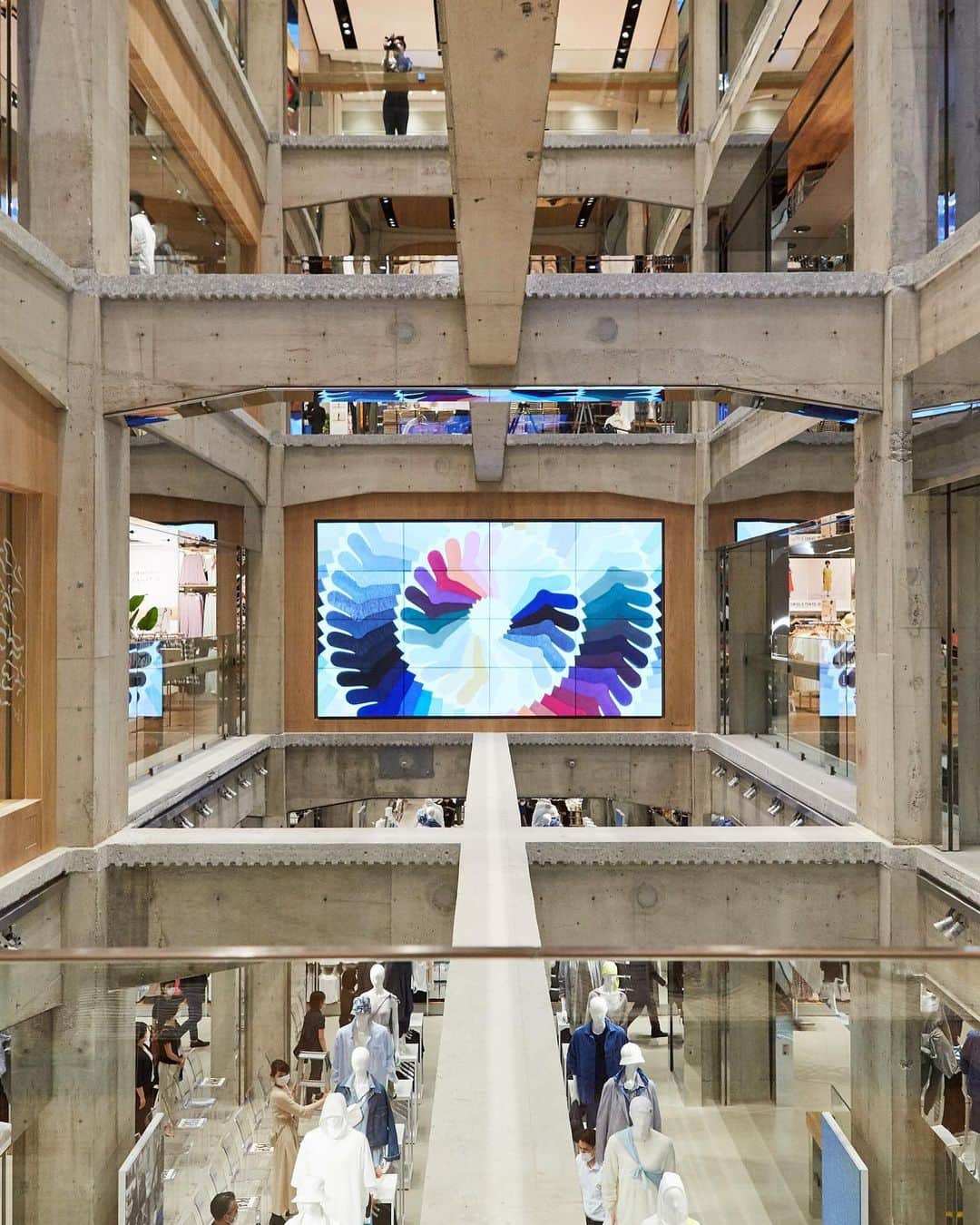 WWDジャパンさんのインスタグラム写真 - (WWDジャパンInstagram)「コラム：「ユニクロ」銀座の新店をパトロール　ミュージアムのような店舗の見どころはココだ！﻿ ﻿ 「ユニクロ（UNIQLO）」は6月19日、東京・銀座に新グローバル旗艦店「ユニクロ トウキョウ」をオープンした。日本最大級（約4950平方メートル）の同店は、4月にオープンした「ユニクロ パーク横浜ベイサイド店」、6月5日に開業した「ユニクロ原宿店」と共に、「ユニクロ」のこれからを作っていく"戦略店舗"という位置づけ。どこを切っても同じ金太郎アメ型チェーン店ではなく、その街、その店ならではの仕掛けを多数盛り込んでいる点が特徴だ。老舗が軒を並べ、大人や海外観光客が集う街・銀座で「ユニクロ」が見せるものとは？同店の見どころをレポートする。﻿ ﻿ レポートを読むには @wwd_jp のストーリーまたはプロフィールのリンクから﻿ ﻿ PHOTO : KAZUO YOSHIDA﻿ ﻿ #UNIQLO #UNIQLOTOKYO #ユニクロ #ユニクロトウキョウ #ヘルツォークドムーロン #HerzogdeMeuron #佐藤可士和 #中村勇吾 #建築探訪 #architecturephoto#archdaily#architecturalphotography#achitecture #instaarchitecture #Ginza ﻿」6月19日 23時04分 - wwd_jp