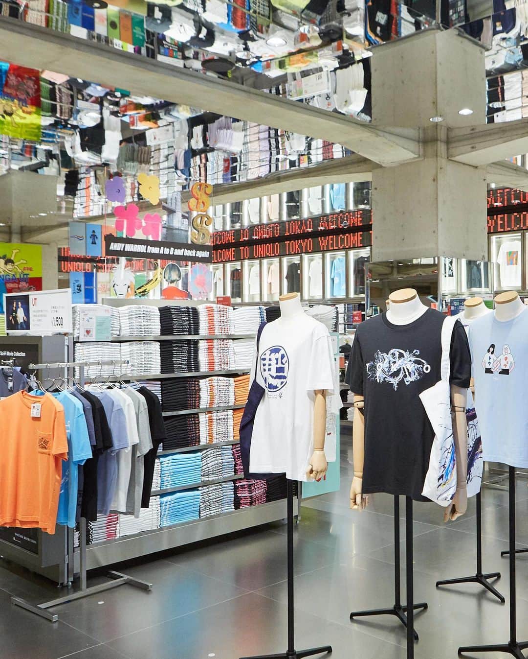 WWDジャパンさんのインスタグラム写真 - (WWDジャパンInstagram)「コラム：「ユニクロ」銀座の新店をパトロール　ミュージアムのような店舗の見どころはココだ！﻿ ﻿ 「ユニクロ（UNIQLO）」は6月19日、東京・銀座に新グローバル旗艦店「ユニクロ トウキョウ」をオープンした。日本最大級（約4950平方メートル）の同店は、4月にオープンした「ユニクロ パーク横浜ベイサイド店」、6月5日に開業した「ユニクロ原宿店」と共に、「ユニクロ」のこれからを作っていく"戦略店舗"という位置づけ。どこを切っても同じ金太郎アメ型チェーン店ではなく、その街、その店ならではの仕掛けを多数盛り込んでいる点が特徴だ。老舗が軒を並べ、大人や海外観光客が集う街・銀座で「ユニクロ」が見せるものとは？同店の見どころをレポートする。﻿ ﻿ レポートを読むには @wwd_jp のストーリーまたはプロフィールのリンクから﻿ ﻿ PHOTO : KAZUO YOSHIDA﻿ ﻿ #UNIQLO #UNIQLOTOKYO #ユニクロ #ユニクロトウキョウ #ヘルツォークドムーロン #HerzogdeMeuron #佐藤可士和 #中村勇吾 #建築探訪 #architecturephoto#archdaily#architecturalphotography#achitecture #instaarchitecture #Ginza ﻿」6月19日 23時04分 - wwd_jp
