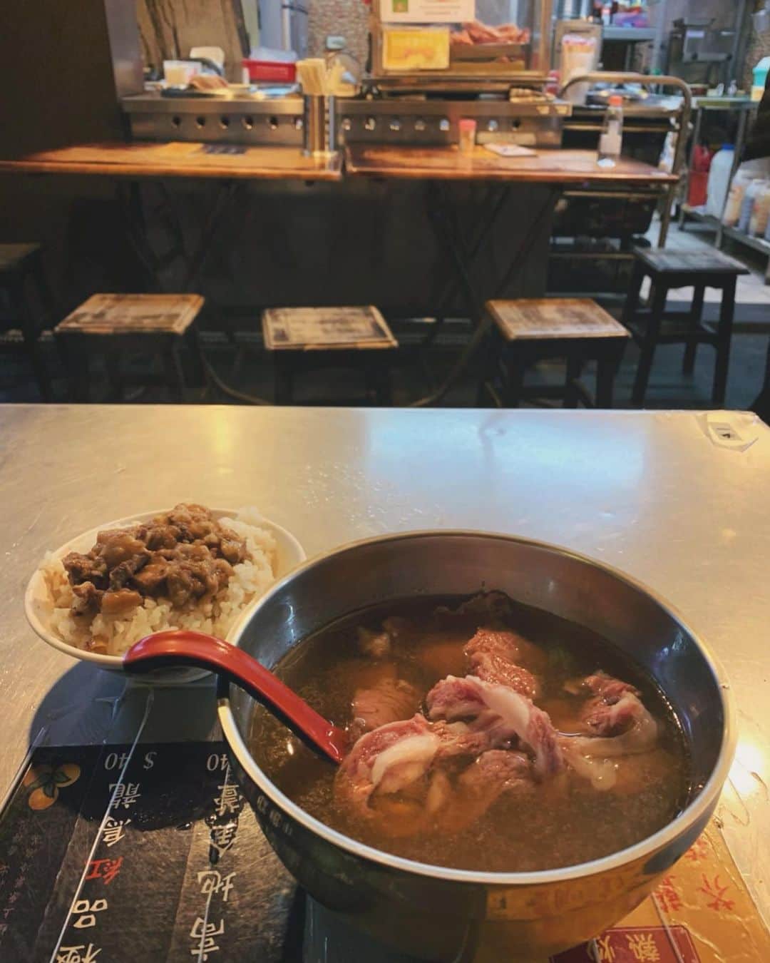 亜里沙さんのインスタグラム写真 - (亜里沙Instagram)「在台南吃了很多❤️ #幸福 #🐉 台南的東西非常非常好吃😆 喜歡牛肉湯和蚵仔煎💓 經過這次台南旅行後,我可能變胖了👼 @shocosu ・ 台南はご飯が美味しい！って聞いてたけど 本当だった〜！びっくりしたーー🙌🏻 素材の味が美味しくて、旨味があって とにかく食べて食べて食べてのツアーでした💛 台南名物の牛肉湯（高級なお肉みたいな味なのに安い🥺） と大好きな蚵仔煎がすごく美味しかった🙏🙏 台北の新鮮な食材は、台南から来てるんだって✨ 是非台南ディープをもっと攻めてみたいところ！！」6月19日 23時04分 - alisa_0302