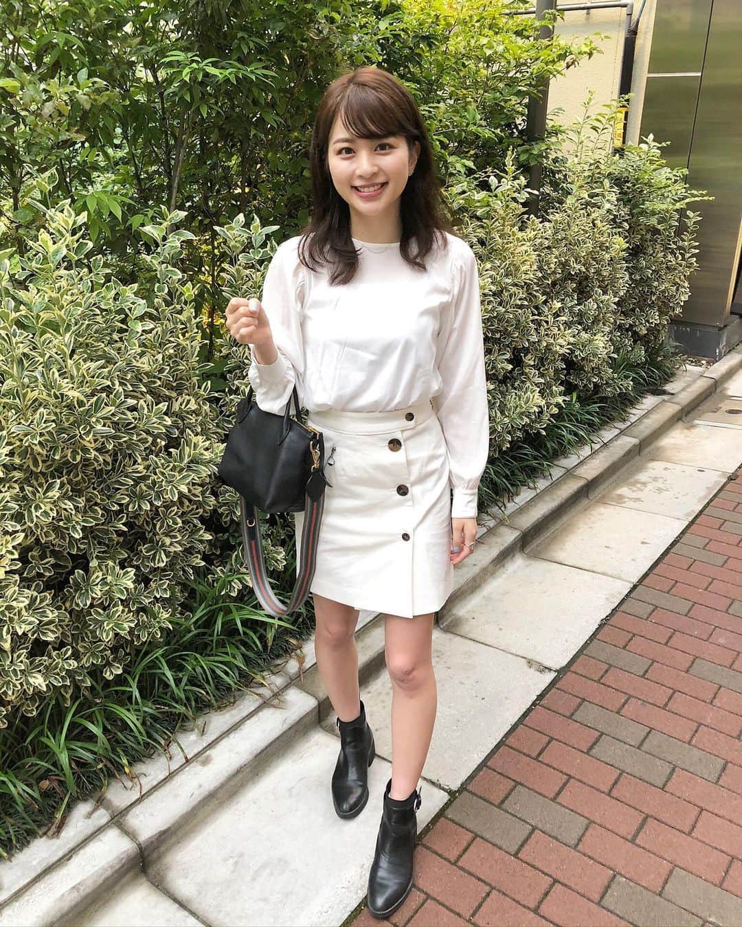 沖田愛加さんのインスタグラム写真 - (沖田愛加Instagram)「. . 最近購入した白の#ミニスカート をどうしても履きたくて、曇りで肌寒かったのに頑張って履いた日😂笑 . . #白のトップス も今季ゲットしたものなんだけど、形が綺麗で裾が広がってないので、#スカートや#デニムコーデ の時もインしやすいのでとても愛用してます😆🌈 . . この#ショートブーツ は2年前くらいに#zara にふらーっと立ち寄った時に、とても使えそうと思って買ったらほんとによかった😽💭 . . いつも#iphoneカメラ で写真を撮っているのですが、くもりで写真が暗すぎて、明るく加工しまくりました🤣笑 . . 👕#unitedarrows 👡#zara 👜#prada #ミニスカ #snidel #ホワイトコーデ#銀座」6月19日 23時00分 - okita_aika