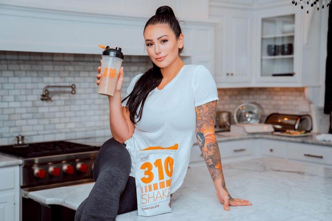 ジェイワウさんのインスタグラム写真 - (ジェイワウInstagram)「@310nutrition is quick & easy to make when you need some nutritious ingredients in your pantry. Healthy choices help keep boredom snacking at bay! #310shakes are 90 calories, plant-based, soy, gluten, nut, dairy and sugar free and it tastes like the stuff you're craving right now. Take care of yourselves! Use code "J310WOW" at checkout to save on your shake! #310ad #nutrition #cleanfood」6月19日 23時00分 - jwoww