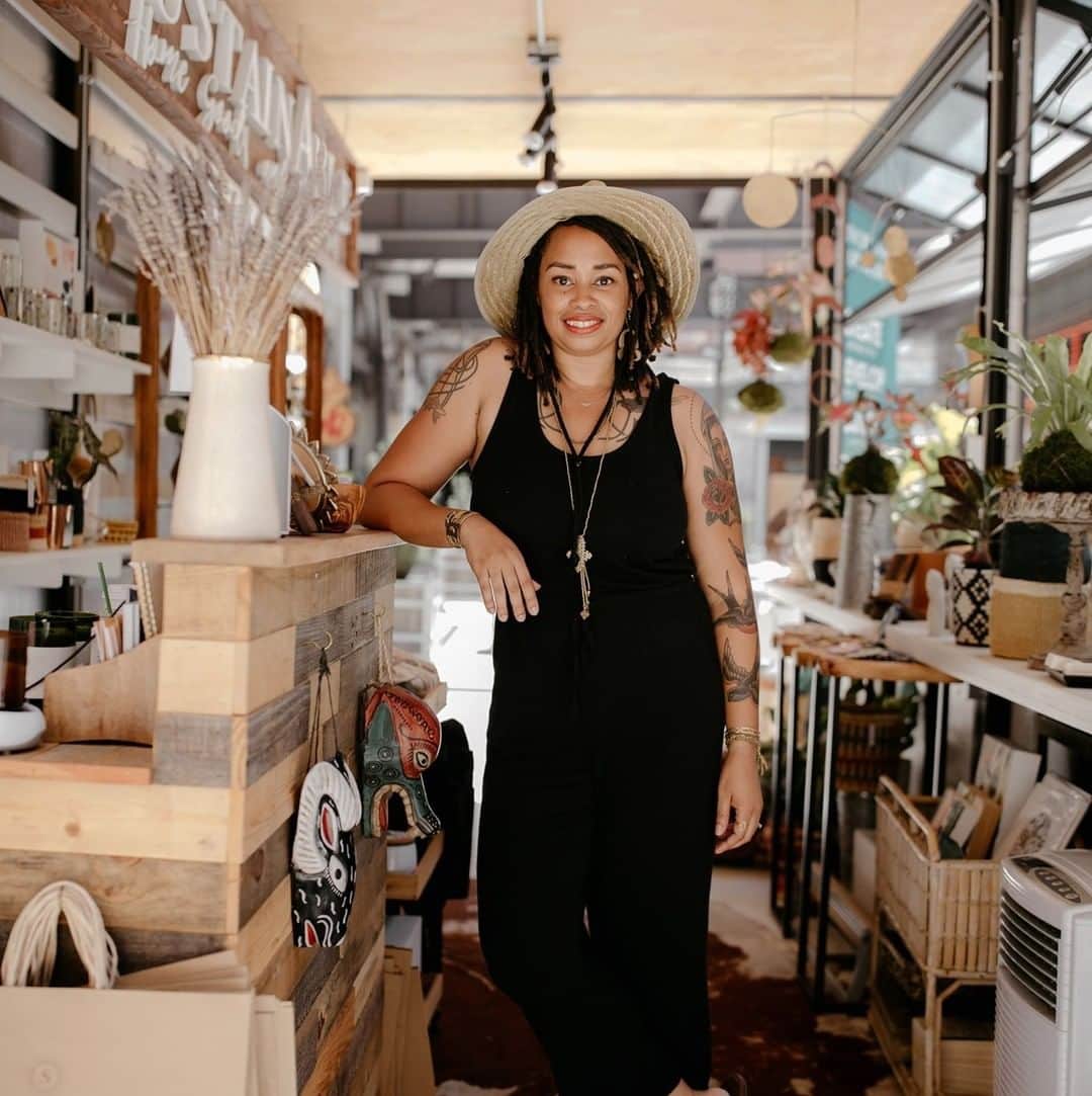 HGTVさんのインスタグラム写真 - (HGTVInstagram)「Shop with a purpose while updating your home decor. Head to the link in our bio to shop kitchen essentials, throw pillows, wallpaper and more from Black-owned home decor brands including LaToya Tucciarone's shop SustainAble Home Goods (@sustainablehomegoods) in Atlanta pictured here. (Photo Courtesy of Jamestown)⁠ ⁠ #decor #homedesign #blackowned #design」6月19日 23時01分 - hgtv