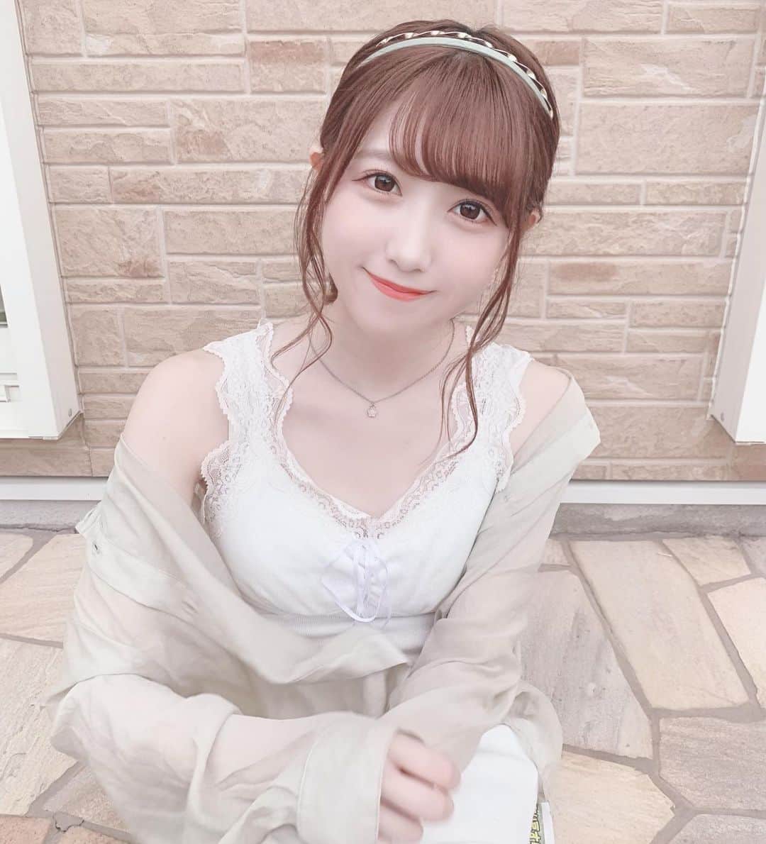田口未彩のインスタグラム：「🌷 . . . 女の子だもん、いろんな自分を楽しみたいよね🌷 . こんな雰囲気もどうかな💭💭 . . . #レースキャミ　#カチューシャアレンジ #シアーロングシャツ #カチューシャ　#シアーシャツコーデ #シアーシャツ  #パンツコーデ　#ワイドパンツ　#サンダル　#grl #gu #grlコーデ　#guコーデ　#グレイル　#グレイルコーデ　#ジーユーコーデ #プチプラ　#プチプラコーデ」