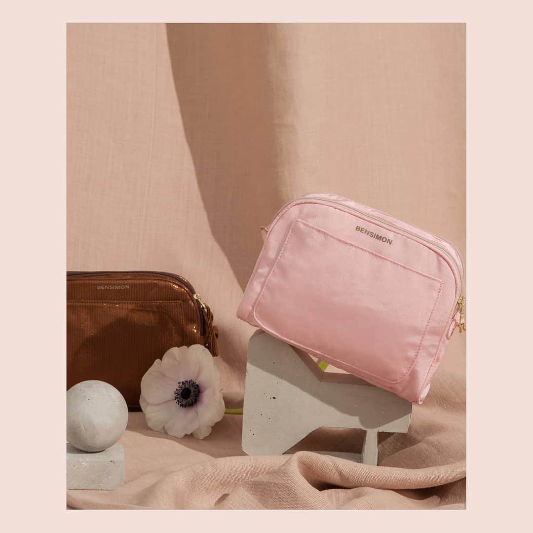 ベンシモンのインスタグラム：「3, 2, 1 week-end ! ✨ ​Accessoires colorés et détails inspirés... qui est prêt pour l'été ? 😍☀️ Rendez-vous tout le week-end en ligne et dans nos boutiques pour profiter de vos pièces préférées en ventes privées jusqu'à -40% 🤩 (lien dans la bio) ​🇬🇧 3, 2, 1 weekend! ✨ Colourful accessories and inspired details... who's ready for summer? 😍☀️ ​Visit our boutiques all weekend to find your favourite pieces in private sales up to -40% 🤩 (link in bio) ​#bensimon #bensimoncollection #mode #accessoires」