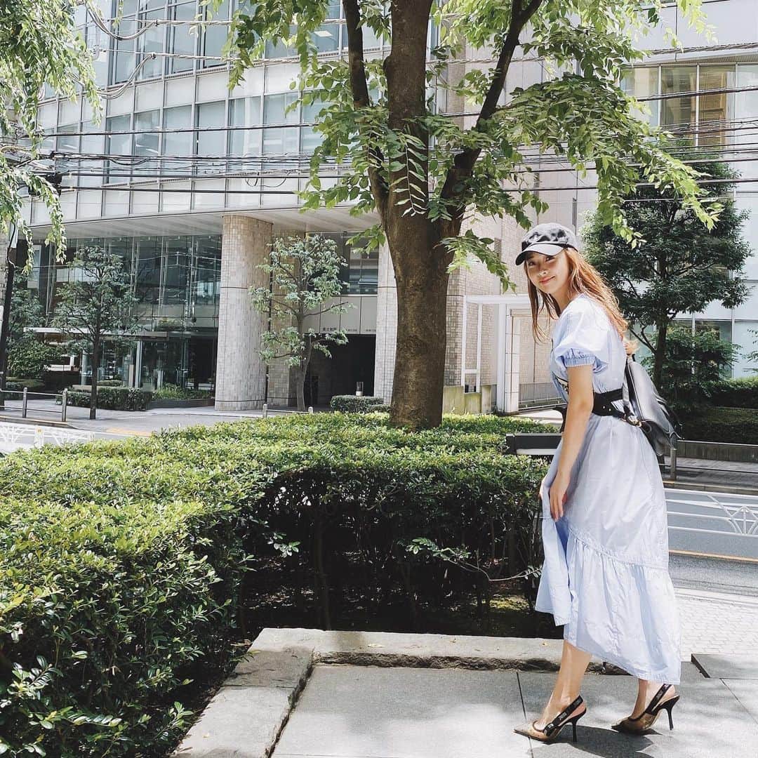 金本かすみのインスタグラム：「#3BEECAP #🐝🐝🐝 #三密防止 #3蜜帽子  ストーリーズでご紹介させてもらった、3BEE CAP🌼 これからの時期ちょいとお出かけするのに便利で遊び心のあるキャップを会社で発売しました😍 トップのハイライトにリンク載せておきます❤︎ 🐝  #ユニセックス  カジュアルでも綺麗目でも、どんなコーデにも合わせやすいキャップです🎶 そしてゴルフにも使えちゃう⛳️ 私もいろんなコーデに合わせたのでswipeにて🎶  物撮り写真と、会社の女の子の写真はサンプル品なので3が抜けてますが、実際には3がちゃんとつきます🐝🎶 サイズも調整できるので、そちらの動画も載せておきます🌼 #キャップ #黒キャップ #白キャップ #蜂モチーフ #dior #31philliplim #styling #celine #katespade #ZARA #converse #cap #キャップコーデ #ゴルフ女子 #⛳️ #ootdcap #渋谷」