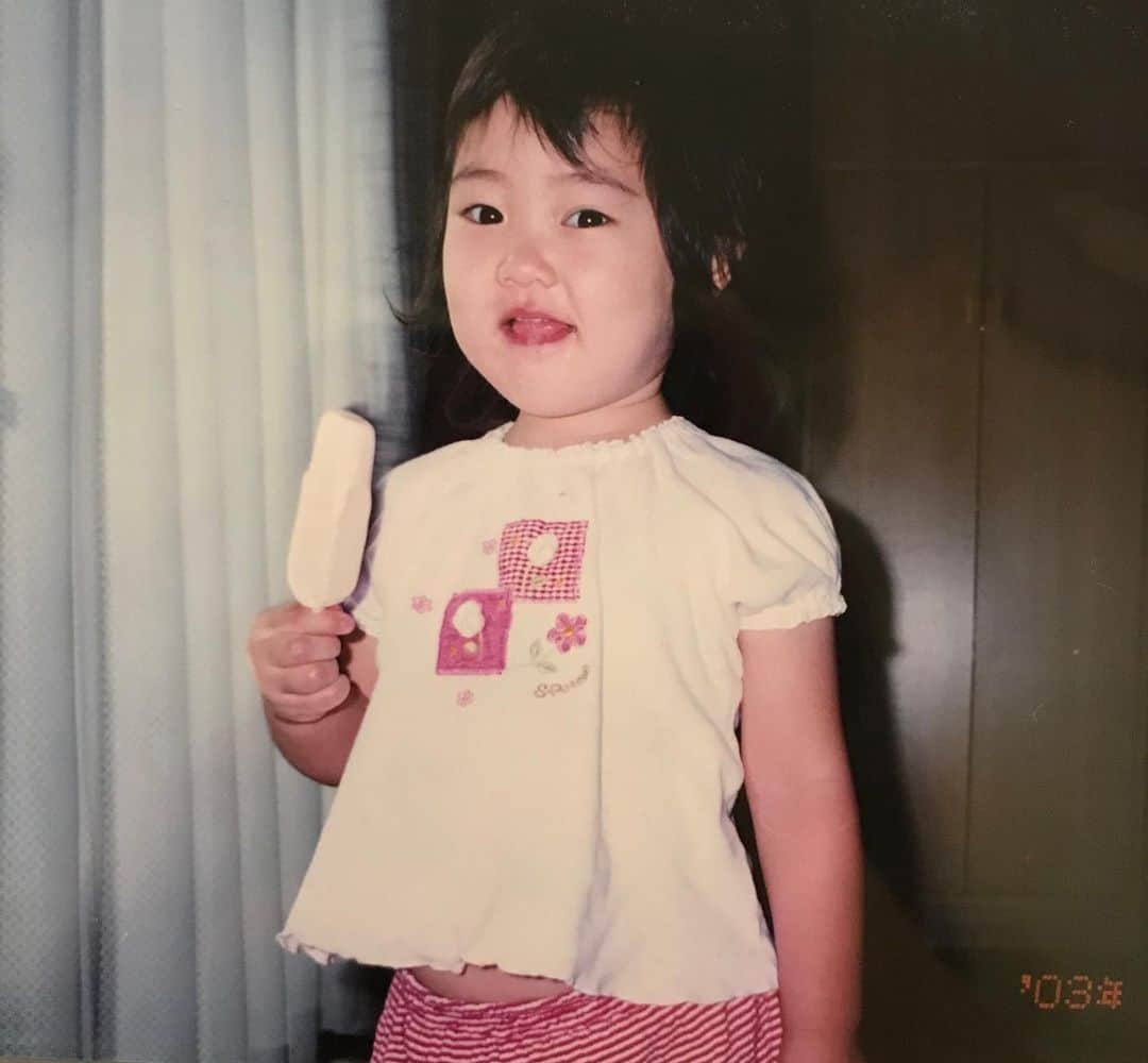 酒井夏海のインスタグラム：「本日6月19日で19歳になりました！ 朝からたくさんのメッセージありがとうございます🥺 最近は全く写真を撮ってないので、2歳の時の写真で😂 水泳辞めたらこうなるんだろうなぁ、、」