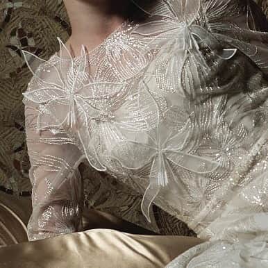 Authentique Authentiqueさんのインスタグラム写真 - (Authentique AuthentiqueInstagram)「Mira Zwillinger（ミラ・ズウィリンガー）の3Dモチーフ﻿ ﻿ Miraのオリジナルモチーフである3Dフラワー﻿ 今回の新作には、新たなハンドメイドの技法が用いられました﻿ 大胆な大判のモチーフにもハンドメイドならではの﻿ どこか温もりを感じるデザイン﻿ ﻿ 主役となる花嫁様が人生最大の日に輝けるように﻿ Miraの想いのこもったデザインです﻿ ﻿ Mira Zwillinger	（ミラ・ズウィリンガー）﻿ 03-70420﻿ STEPHANIA﻿ ﻿ #花嫁準備﻿ #フォトウェディング﻿ #ウェディングドレス﻿ #ドレス選び﻿ #前撮り﻿ #mirazwillinger﻿ #ミラズウィリンガー﻿ ﻿ Authentiqueでは、﻿ お客様に安心してドレス選びをして頂くために﻿ 新型コロナウイルス感染症対策として﻿ 安全対策のガイドラインを設けております。﻿ 詳細はWebサイトにてご確認くださいませ。﻿ ﻿ しばらくご不便をおかけいたしますが、﻿ ご理解の程どうぞよろしくお願いいたします。﻿」6月19日 23時06分 - authentique_weddingdress