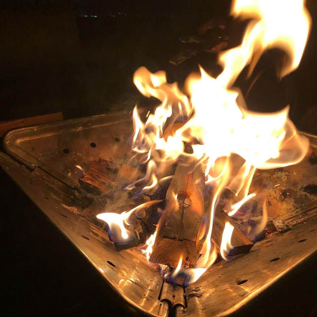 滝川その美さんのインスタグラム写真 - (滝川その美Instagram)「夫の両親の七回忌の為奈良へ訪れています。  肌寒い今日は焚き火の暖かさが嬉しいです。  #今夜は冷えます #焚き火の暖かさが心地いい  #マシュマロ焼き食べ過ぎた @ando_hotel_narawakakusayama」6月19日 23時22分 - iam_sonomi_official