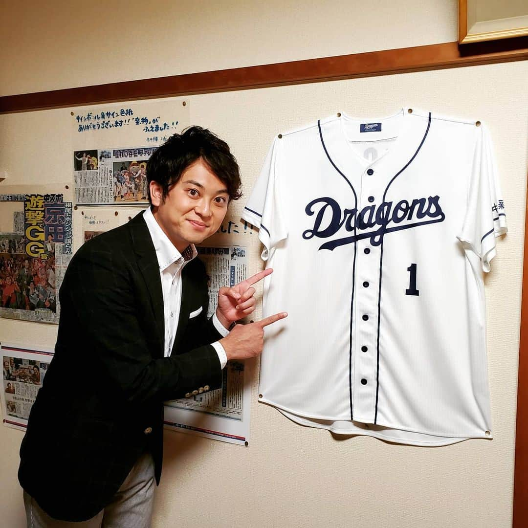 飯田嘉太さんのインスタグラム写真 - (飯田嘉太Instagram)「プロ野球が開幕しました‼ 今日は炉ばた焼き･味地さんから中継🎤 ･ ･ ドラゴンズ･京田選手の後援会の発起人である 中條さんにご出演頂きました☺️ ･ ･ 少年野球の頃から京田選手を知っている中條さん一家、 スタメン発表の時の表情を見て ｢緊張してるな〜｣って一言😂 ･ ･ 中継では京田選手の大好物もご紹介😋 押し寿司(裏メニュー)にイカゲソの唐揚げ🦑 新鮮でとっても美味しかったです😝 ･ ･ 気になる初戦は… 先ほど中日ドラゴンズが乱打戦を制しました👍 ･ ･ 京田選手は②安打②打点の大活躍😆📣 明日からも楽しみ🙌  #プロ野球 #野球 #開幕 #⚾ #baseball #石川テレビ #石川さん #livenewsit #ニュース #中継 #能美市 #炉ばた焼き #味地 #中日 #ドラゴンズ #燃えよドラゴンズ #Dragons #京田陽太 選手 #後援会 #ユニフォーム #どらほー #アナウンサー #飯田嘉太」6月19日 23時23分 - kabuto_iida