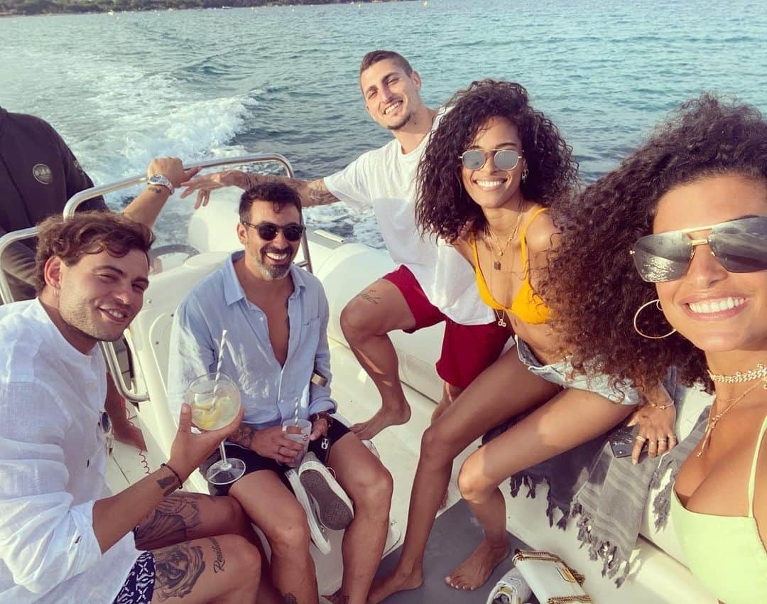 マルコ・ヴェッラッティのインスタグラム：「Friends @jessicaaidi @pocho22lavezzi @ferra_f90 @cindybruna 🌊 ☀️」