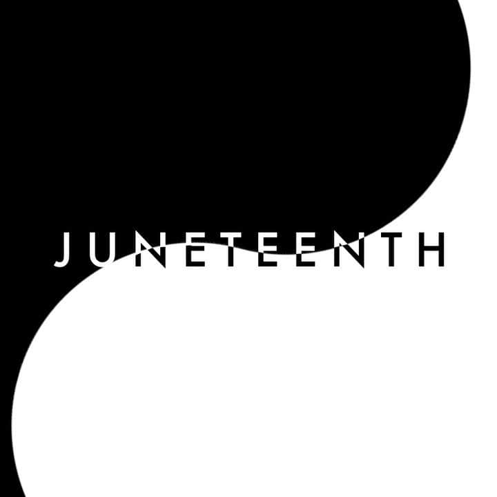 ダニジョーのインスタグラム：「Regram @boxerina.fit 🖤🤍 The expression of balance in the yin-yang is one of the most beautiful visual reminders of our interconnectedness. Today we celebrate #Juneteenth in honor of our Black brothers and sisters, and remember the day slaves in Texas received the news that they were finally free: June 19th, 1865. May we all take today to inject positive change into the world and continue to educate ourselves, our children and eachother about America’s disgraceful past. Continue to spread your positive spirit and encourage growth and understanding in both your family and friendships. With Love & Light, Danielle & Jodie」