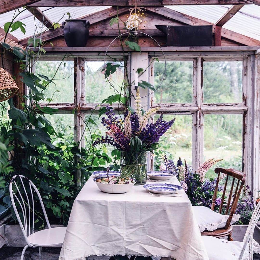 Our Food Storiesさんのインスタグラム写真 - (Our Food StoriesInstagram)「Happy midsummer 🌼 Here are some photos from a magical midsummer gathering at our dear friends @fridainthevalley wonderful home @valleyschoolhouse 🌿✨ #ourfoodstories_travel  ____ #midsummer #mittsommer #greenhouse #greenhouses #momentslikethis #visitsweden #swedenlove #fellowmag #simplejoys #verilymoment #vogueliving #foodphotographer #foodstylist #germanfoodblogger」6月19日 23時35分 - _foodstories_