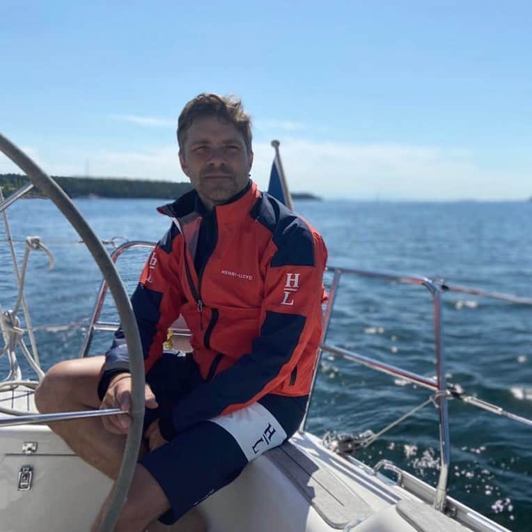 ヘンリロイドさんのインスタグラム写真 - (ヘンリロイドInstagram)「Fredrik wears our M-Race jacket sailing with friends this Midsummer in Sweden. How are you spending the weekend? #midsummer #Sweden #sailing #henrilloyd」6月19日 23時41分 - henrilloyd_