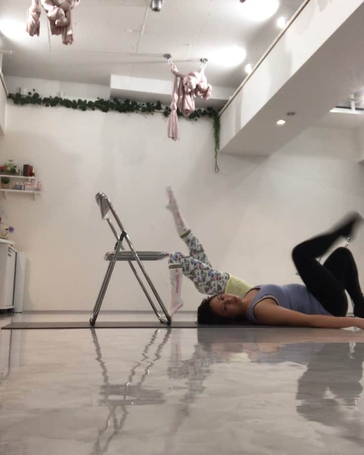のインスタグラム：「いててて、、 こんな風に脚やら頭やらぶつけて練習してます笑  #柔軟 #ストレッチ #ボディメイク #体幹 #バランス #ダイエット #acrochair  #yoga #脚 #トレーニング #椅子 #イス #チェアー #chair #training #fitness #fit #body #workout #happy #instagood #style #instafollow #followme #girl #ladies #love」