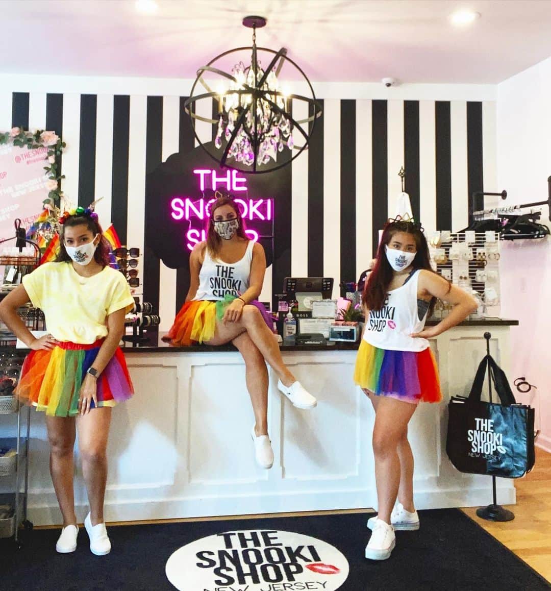 ニコール・ ポリッツィのインスタグラム：「HAPPY PRIDE🌈💋 Come shop with my MAWMA’S this weekend!! I am donating a portion of my sales from Friday-Sunday to @lgbtcenterlink 💋 THANK YOU for your help & Support as always! Open 10:30-4 all weekend💋 @thesnookishop  #thesnookishop」