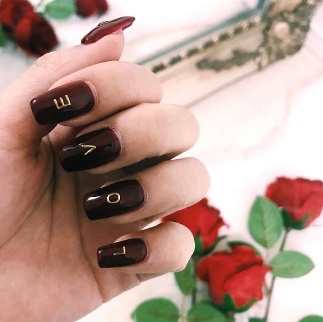 のインスタグラム：「今までで一番お気に入りのネイル🌹 仕事でネイル出来ないから恋しい。。。」