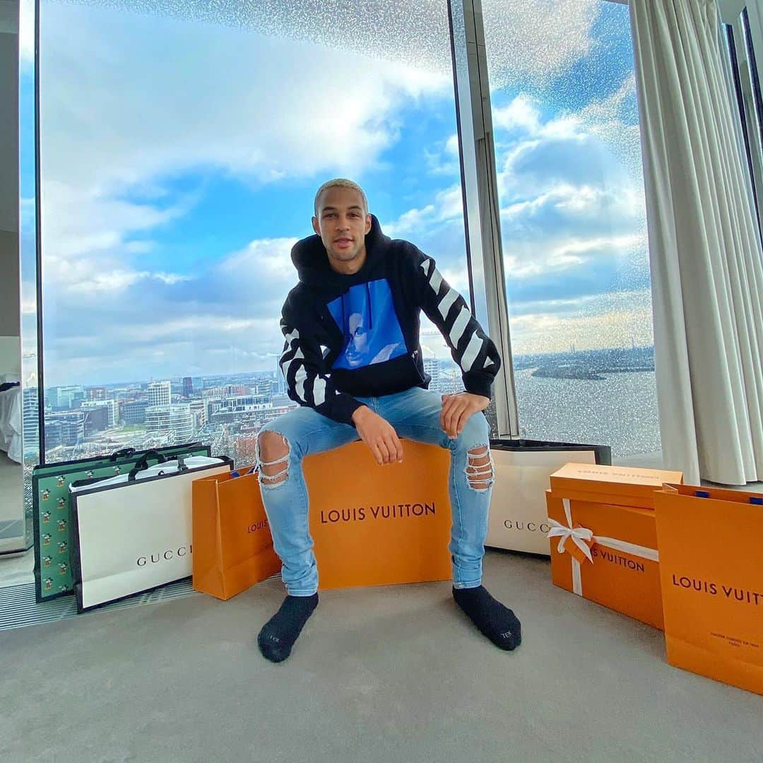 SIMON DESUEのインスタグラム：「Man beachte meine ultra geilen Socken 🎲🔥🎲 Wünsche euch n geiles Wochenende Freunde aber nicht vergessen hustle hustle hustle #louisvuitton #gucci #designer #hmsockenbeste」