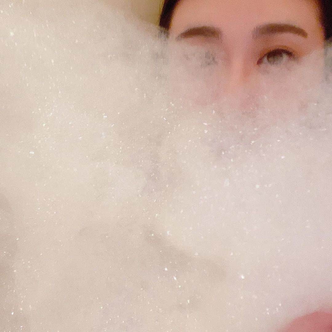 鈴木芳奈のインスタグラム：「ちょちょちょ …泡に溺れてますっ🛁💦 #今週もお疲れ様でした #果たしてこれは泡風呂なのか #それとも泡風呂に見せかけた写真なのか #とにもかくにも溺れてしまいそうな日常をそっと隣に置いて寝るときくらいは深呼吸してゆっくりとしてね #今日もおやすみ #gn」