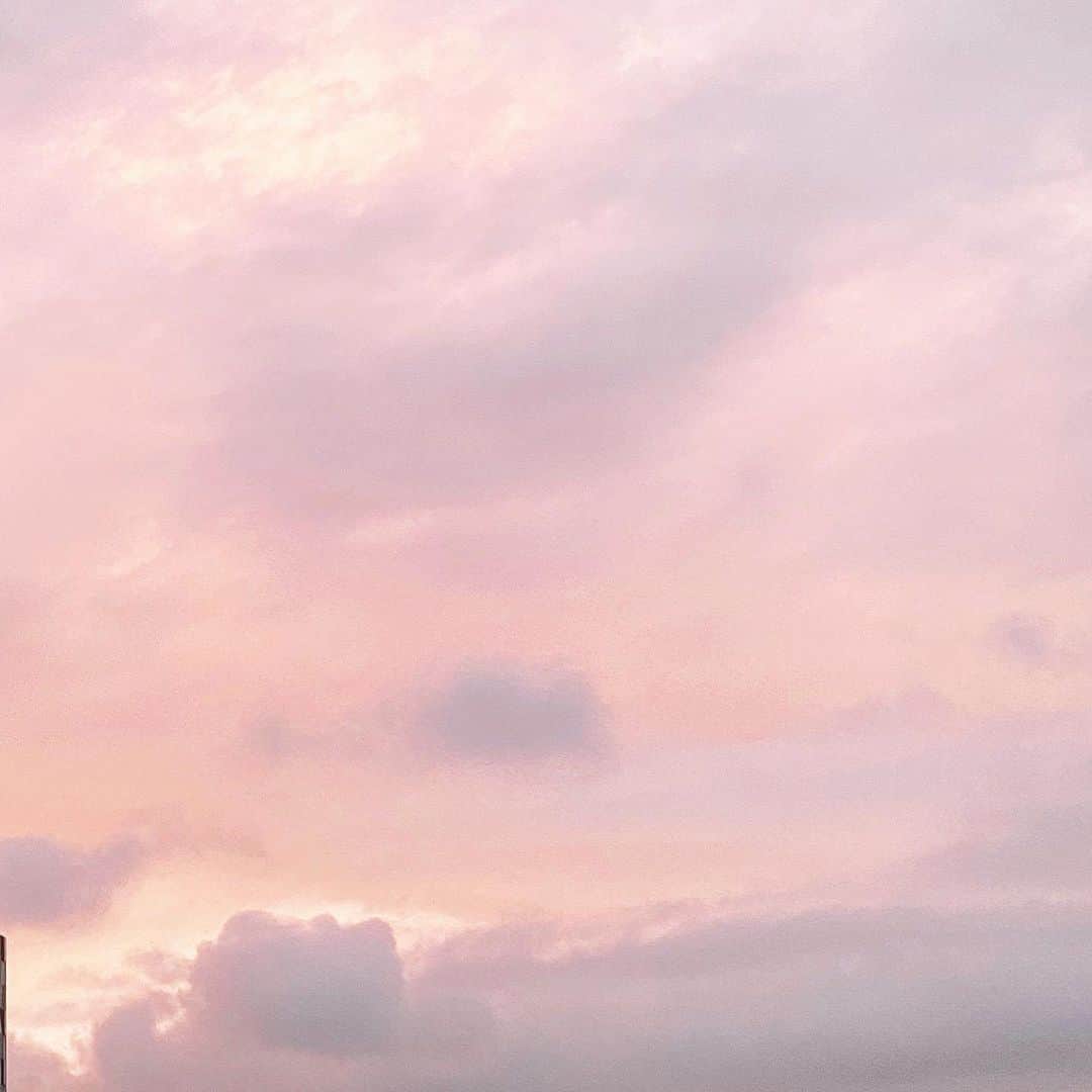 のインスタグラム：「あたしあなたの話とっても大好き お金で虹が掛かる空」
