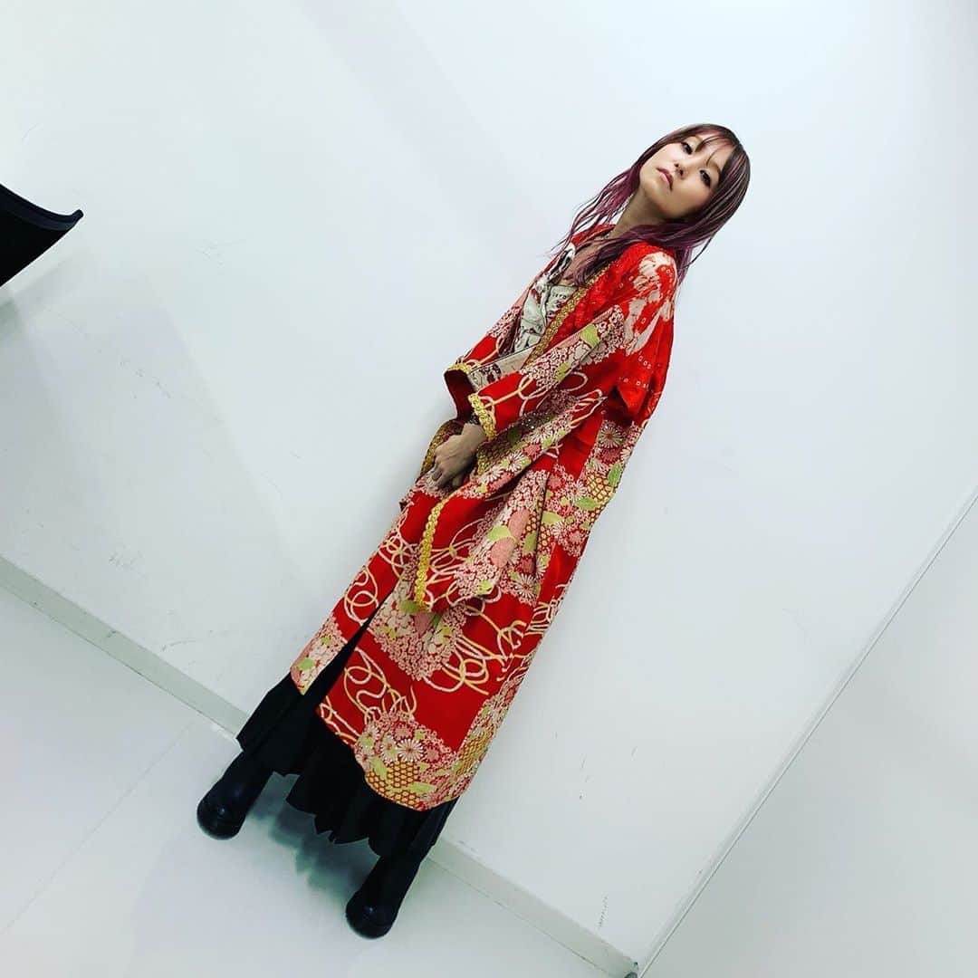 LiSAさんのインスタグラム写真 - (LiSAInstagram)「#Mステ　様で4ヶ月ぶりの生放送👹 ステージも素敵で階段をつけていただいたりして、特別だったーー！新調した　#紅蓮華　衣装も動いて照明でキラキラするようにたくさんスワロつけてもらったので、いつも以上に激しく振り乱しました。笑 赤って落ち着くぅ〜👹 #最後のばいちっまで受け取ってくれてありがとう　 #よっしーコーデ　@yoshida_miho #新しいおじゅばん　#りさふく」6月19日 23時52分 - xlisa_olivex