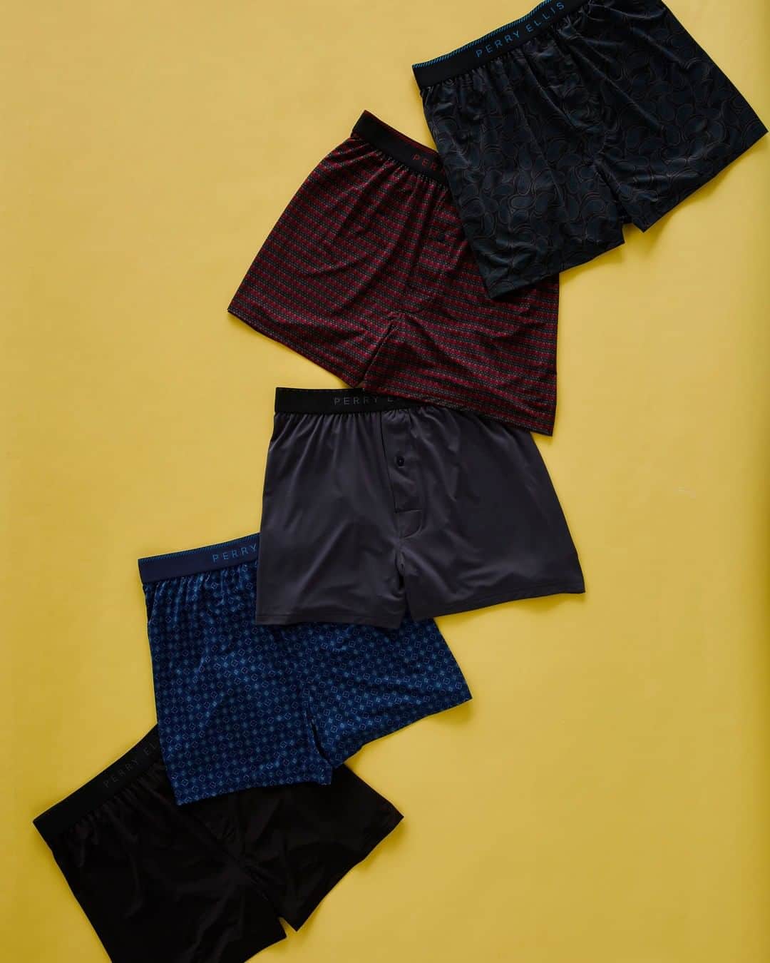 ペリーエリスのインスタグラム：「Pretty much will be in these luxe boxers all weekend. #lifereadysince1976」