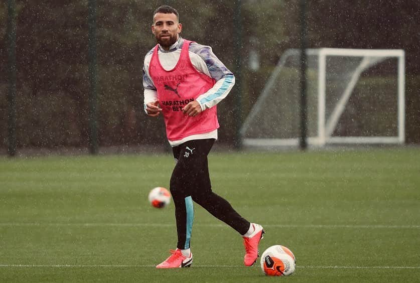 ニコラス・オタメンディさんのインスタグラム写真 - (ニコラス・オタメンディInstagram)「🏃🏻‍♂️#manchestercity #training 💪🏻⚽️🌧」6月20日 0時06分 - nicolasotamendi30