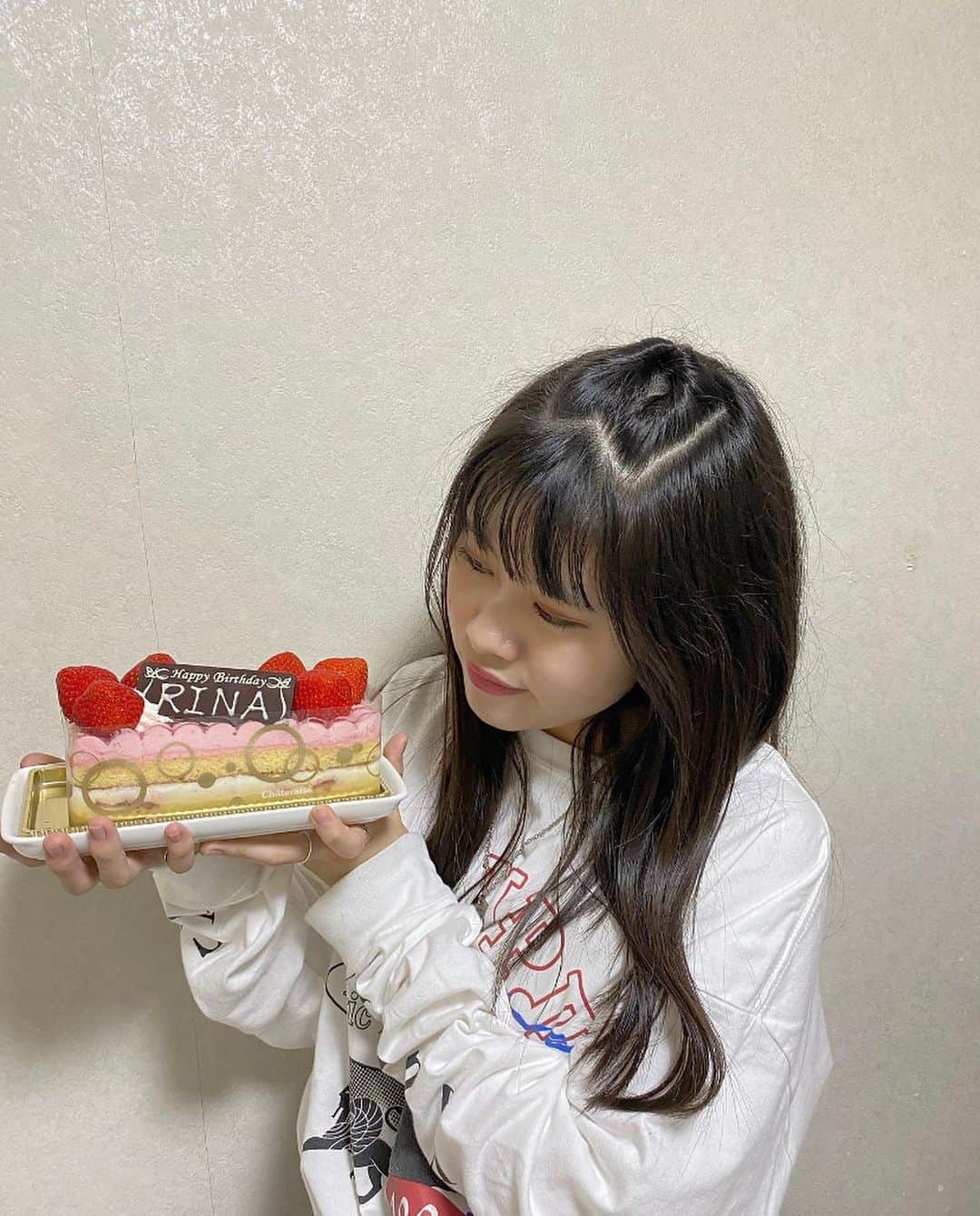 畠山あやなのインスタグラム：「* 2020年６月20日(土)  本日で”18歳”になりました🎀  新たなスタートが始まります❕🤍 学校生活、受験、お仕事を両立して高校最後の年を楽しみながら、より一層頑張っていきます‼︎🔥これからもよろしくお願いします🌟 * #畠山彩奈#誕生日お誕生日 #620#6月20日#誕生日ケーキ#ケーキ#18歳#新しい#スタート#高校生活#ラスト#ljk#jk#jk3高校3年#フォローミー#happy#birthday#happybirthday#instagram#instagood#followme」